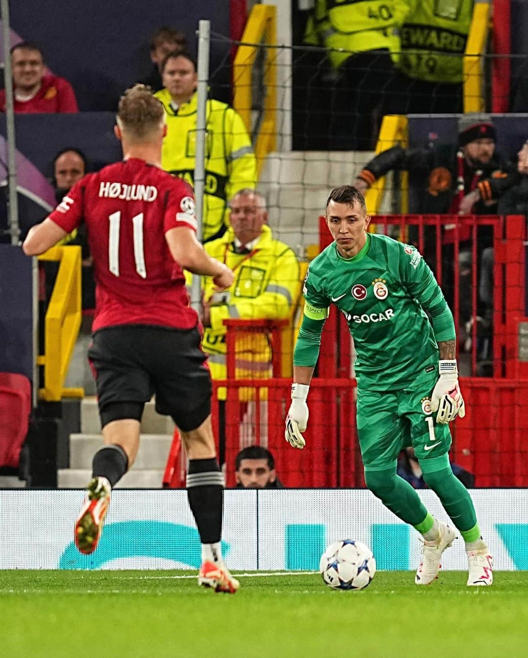 フェルナンド・ムスレラのインスタグラム：「That was a big win, well done team! 👏🏻💪🏻 The type of match that makes us keep going but we need to stay full focused and committed. Massive thanks to our amazing fans who traveled to support us. Your energy was huge! 🟡🔴  Gran victoria, equipo! 👏🏻💪🏻 El tipo de partido que nos motiva a seguir, pero debemos mantenernos completamente enfocados y comprometidos. Muchísimas gracias a nuestros increíbles hinchas que viajaron para apoyarnos. Su energía fue trrmenda! 🟡🔴   #MUNvGS #UCL #AllTogether」