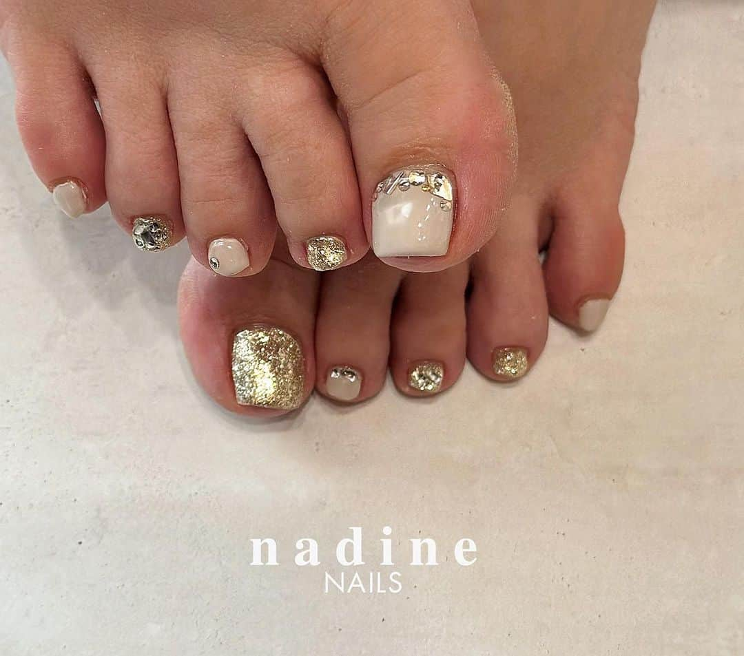 nadineNAILSさんのインスタグラム写真 - (nadineNAILSInstagram)「#アイボリーネイル #ラメネイル #ストーンアート  #フットネイル #ラグジュアリーネイル#大人ネイル#大人可愛いネイル#nailart #naildesign#tgel #nailstaglam#手描きネイル#美甲#指甲#젤네일#네일아트#에일살롱」10月4日 9時09分 - nadine_nails_