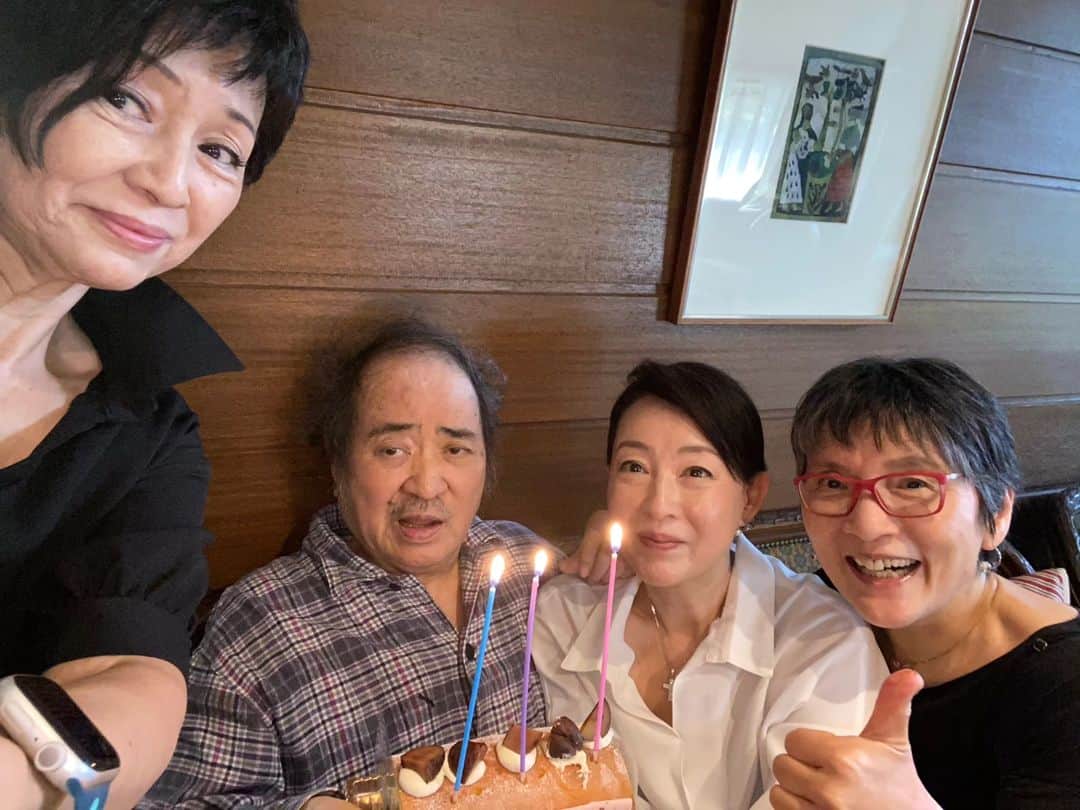 のインスタグラム：「おはようございます！ 涼しい…というより肌寒いほどの朝ですね！ でも暑さから開放されて嬉しいです。😊  昨日は原爆の朗読劇 「この子たちの夏」の演出家木村光一先生92歳のお誕生日でした‼️🎉✨😆✨🎊  出演者女優陣全員参加したかったのですがお仕事で無理な方もいらして  根岸季衣先輩 かとうかず子先輩 と共に先生のご自宅で誕生日パーティーをしてきました‼️😆🎶  根岸先輩がケーキ🍰と生落花生🥜を かとうかず子先輩が蟹や海老 を持ってきてくださいました‼️ 先生モリモリ食べてらっしゃいましたぁ！⤴️⤴️(笑)  先生まだまだお元気でいらしてくださいね！💕」