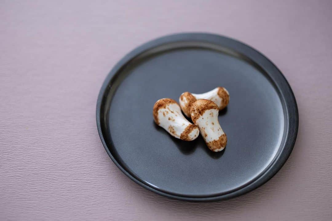 Toru Tsuchieさんのインスタグラム写真 - (Toru TsuchieInstagram)「今日の和菓子は雲錦で作った #松茸 です。 雲錦（うんきん）とは薯蕷芋と砂糖を混ぜたシンプルな干菓子です #撮影 用に製作しました。  月曜日の夜から 和菓子業界の先輩の @wagashi.Kotoyo さんの後を追って台北に来ています。 今日から僕の出番です。 大きな背中を見ながらの朝ごはん。  フェイスブックページのいいね！もよろしくお願いします。 https://www.facebook.com/shishisu/  日本和菓子培训讲座接受请求。 Japanese Wagashi #Training #Seminar is accepting requests. Today's wagashi is #Matsutake #mushroom with unkin.  The sweets I've made for the shooting. #福泉堂  #上生菓子 #和菓子 #練切 #煉切 #ねりきり #干菓子 #instadaily #器 #sweets #実り #wagashi #foodstagram #和菓子好き #日本 #秋 #canon #japaneseconfectioneries  #culture」10月4日 9時05分 - choppe_tt