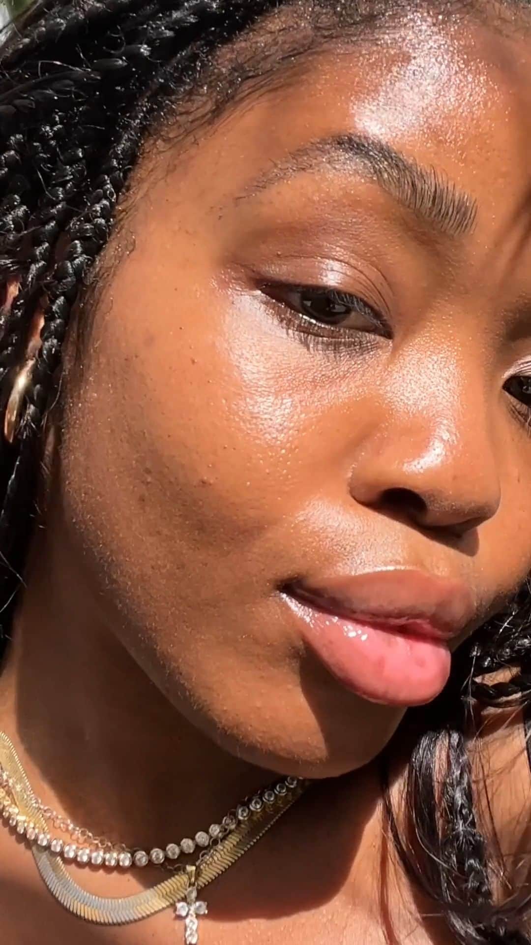 ジョジー・マランのインスタグラム：「Acne and dark spots don’t stand a chance. End of story. Just ask @tanicharose and that glowy skin of hers!」