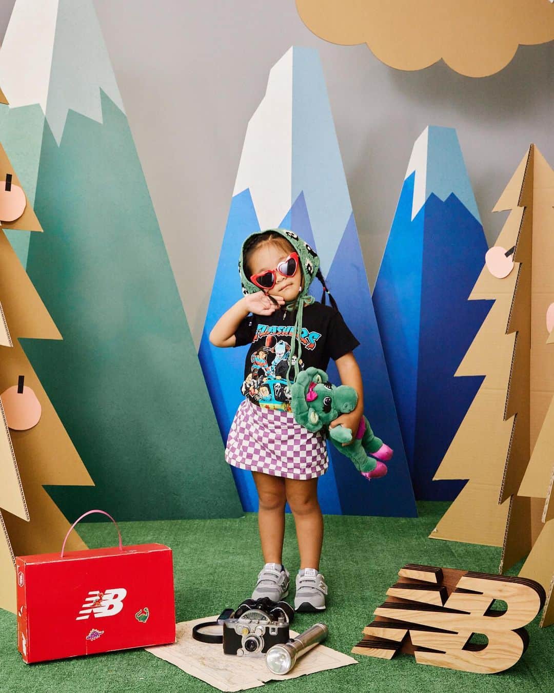 miniさんのインスタグラム写真 - (miniInstagram)「@newbalance  A/W Exhibition👟💚💜  やっぱりKids shoesの普段使いはNew Balanceだよね❤️‍🔥 安心して履かせてあげられる✨✨ 毎シーズン1,2足は絶対買ってる👍🏾  夏も終わってスニーカーの季節になってきたから、サイズアウトしちゃった靴を一掃するよ👟  新しいNew Balanceは、グレーとくすみピンクなおねえさんモデル🤍🩷  幅広甲高なアリエルには、このマジックテープガバ開きが本当に助かる🥹✨✨  @ino_asami 誘ってくれてありがとう🙏🏽💞  #newbalance #newbalancekids #ニューバランス #ニューバランスキッズ #スニーカー #キッズシューズ #こども靴 #親子 #親子コーデ #親子リンクコーデ #3歳 #barney #babybop #pr」10月4日 9時06分 - mini.stagram