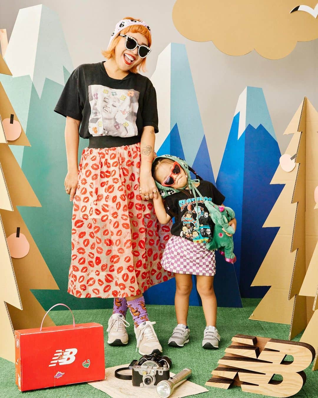 miniさんのインスタグラム写真 - (miniInstagram)「@newbalance  A/W Exhibition👟💚💜  やっぱりKids shoesの普段使いはNew Balanceだよね❤️‍🔥 安心して履かせてあげられる✨✨ 毎シーズン1,2足は絶対買ってる👍🏾  夏も終わってスニーカーの季節になってきたから、サイズアウトしちゃった靴を一掃するよ👟  新しいNew Balanceは、グレーとくすみピンクなおねえさんモデル🤍🩷  幅広甲高なアリエルには、このマジックテープガバ開きが本当に助かる🥹✨✨  @ino_asami 誘ってくれてありがとう🙏🏽💞  #newbalance #newbalancekids #ニューバランス #ニューバランスキッズ #スニーカー #キッズシューズ #こども靴 #親子 #親子コーデ #親子リンクコーデ #3歳 #barney #babybop #pr」10月4日 9時06分 - mini.stagram