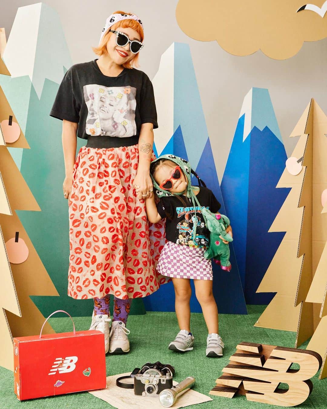 miniさんのインスタグラム写真 - (miniInstagram)「@newbalance  A/W Exhibition👟💚💜  やっぱりKids shoesの普段使いはNew Balanceだよね❤️‍🔥 安心して履かせてあげられる✨✨ 毎シーズン1,2足は絶対買ってる👍🏾  夏も終わってスニーカーの季節になってきたから、サイズアウトしちゃった靴を一掃するよ👟  新しいNew Balanceは、グレーとくすみピンクなおねえさんモデル🤍🩷  幅広甲高なアリエルには、このマジックテープガバ開きが本当に助かる🥹✨✨  @ino_asami 誘ってくれてありがとう🙏🏽💞  #newbalance #newbalancekids #ニューバランス #ニューバランスキッズ #スニーカー #キッズシューズ #こども靴 #親子 #親子コーデ #親子リンクコーデ #3歳 #barney #babybop #pr」10月4日 9時06分 - mini.stagram