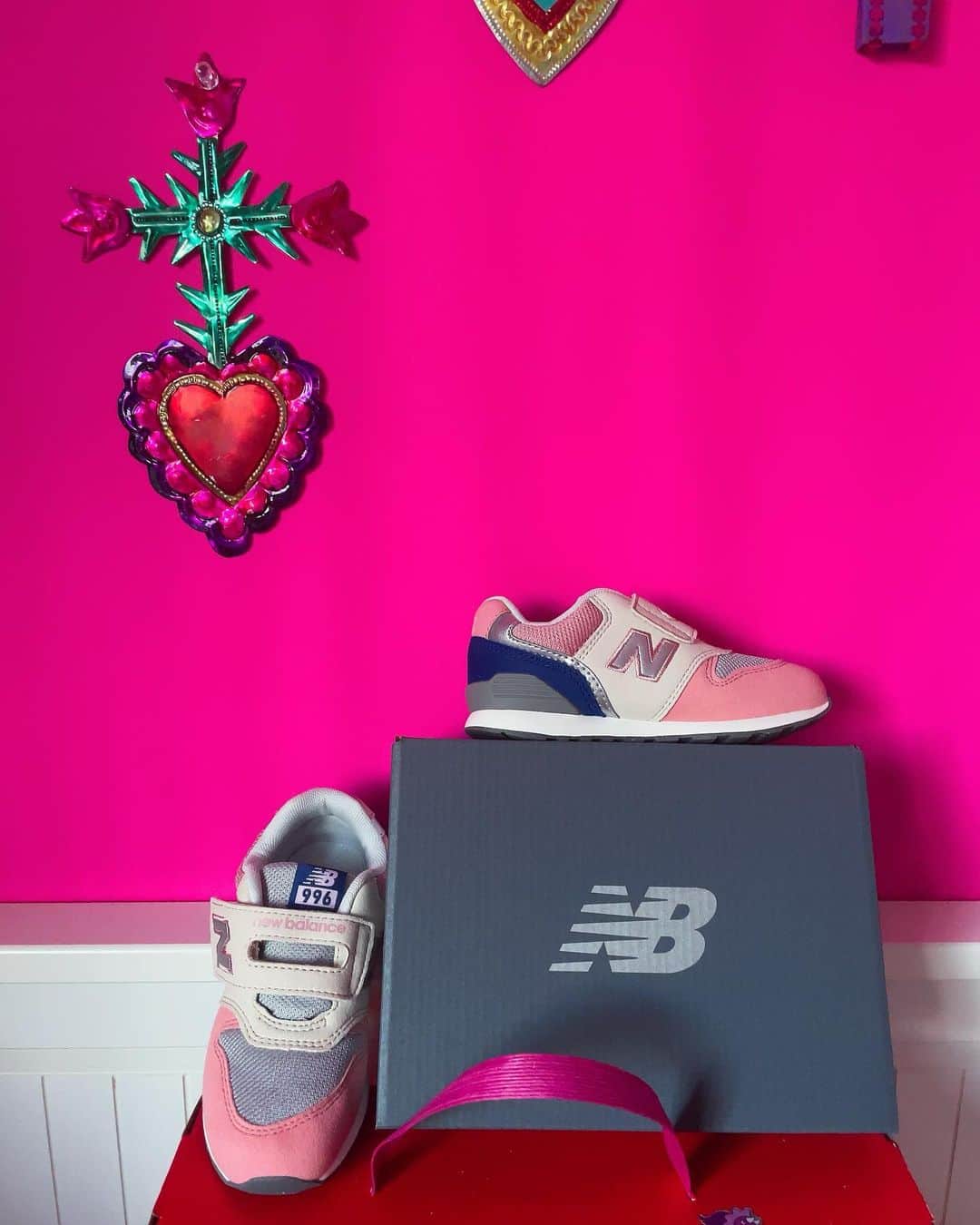miniさんのインスタグラム写真 - (miniInstagram)「@newbalance  A/W Exhibition👟💚💜  やっぱりKids shoesの普段使いはNew Balanceだよね❤️‍🔥 安心して履かせてあげられる✨✨ 毎シーズン1,2足は絶対買ってる👍🏾  夏も終わってスニーカーの季節になってきたから、サイズアウトしちゃった靴を一掃するよ👟  新しいNew Balanceは、グレーとくすみピンクなおねえさんモデル🤍🩷  幅広甲高なアリエルには、このマジックテープガバ開きが本当に助かる🥹✨✨  @ino_asami 誘ってくれてありがとう🙏🏽💞  #newbalance #newbalancekids #ニューバランス #ニューバランスキッズ #スニーカー #キッズシューズ #こども靴 #親子 #親子コーデ #親子リンクコーデ #3歳 #barney #babybop #pr」10月4日 9時06分 - mini.stagram