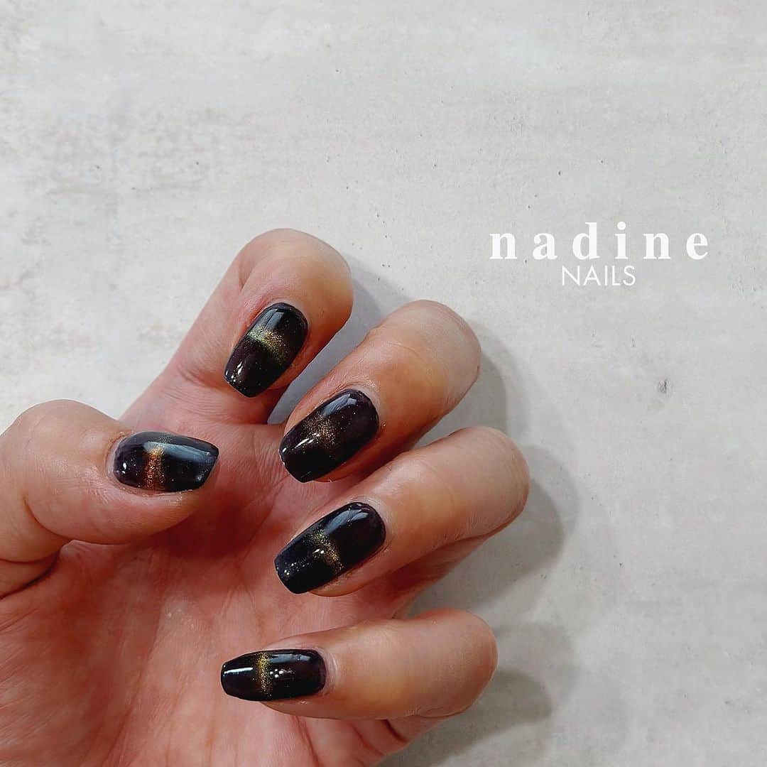 nadineNAILSさんのインスタグラム写真 - (nadineNAILSInstagram)「#マグネットネイル #ダークカラーネイル #キャッツアイネイル  #ワンカラーネイル #シンプルネイル #coolnails #大人ネイル#大人可愛いネイル#nailart #naildesign#tgel #秋ネイル #autumnnails #nailstaglam#手描きネイル#美甲#指甲#젤네일#네일아트#에일살롱」10月4日 9時06分 - nadine_nails_