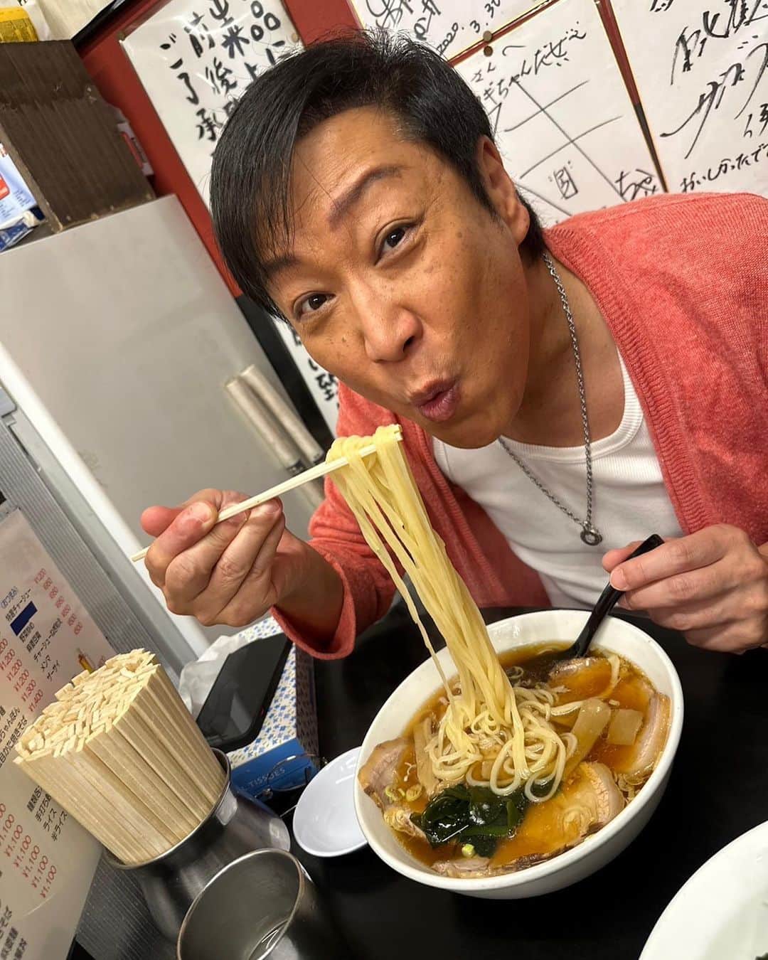 和田青児さんのインスタグラム写真 - (和田青児Instagram)「先日　浅草のお仕事の帰りに　 長年通っている 大好き❤な【馬賊】の ラーメン🍜を食べました！！  お店で打ってる 手打ち麺が美味しい〜 😬😬😬😬 ぜひ　お近くに行った際は 浅草本店【馬賊】に 寄ってみて下さい！  ※日暮里にもお店があります  #和田青児 #八雲の空 #明日の道 #馬賊 #ラーメン #うまい #グルメ #麺 #おいしい #ごちそうさまでした #japan #Rahmen #noodle #japanese #일본인 #라면　#오마카세　#맛있다 #행복　#일본」10月4日 9時07分 - seiji__wada