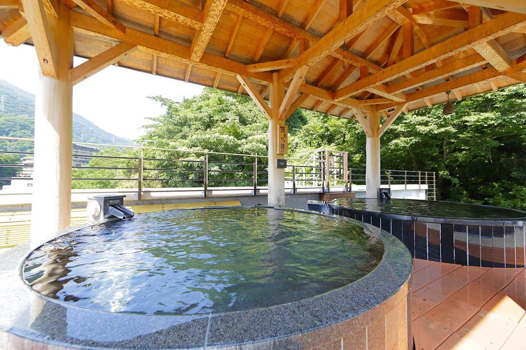 【公式】箱根湯本温泉 天成園のインスタグラム：「♨︎  🉐お得なセット料金始めました🉐  10月の平日限定で 日帰り入館料・深夜料金・朝食 がついて通常7,180円ですが  なんと！4,980円でご利用頂けます‼️ 通常料金から2,200円もお得に！  朝10時～翌朝9時までの 最大23時間ご滞在が可能です✨  当日受付にてお申し込み下さい🙇‍♀️  #箱根 #箱根湯本 #天成園 #箱根湯本温泉 #天成園箱根湯本 #温泉 #本格温泉 #箱根ホテル #箱根旅館 #箱根旅行 #旅行 #個室 #貸し切り #レンタル浴衣 #露天風呂 #日本庭園 #神社 #滝 #日帰り温泉 #hakone」