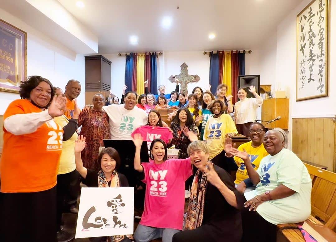 TiAのインスタグラム：「野外ステージは雨で中止になってしまったけど☔️ 最後にここNew Hope Community Churchで歌えたこと。 私たちの為に時間を作ってくれたこと感謝します！💛  🎁宝物！  #nyc #ny #ニューヨーク」