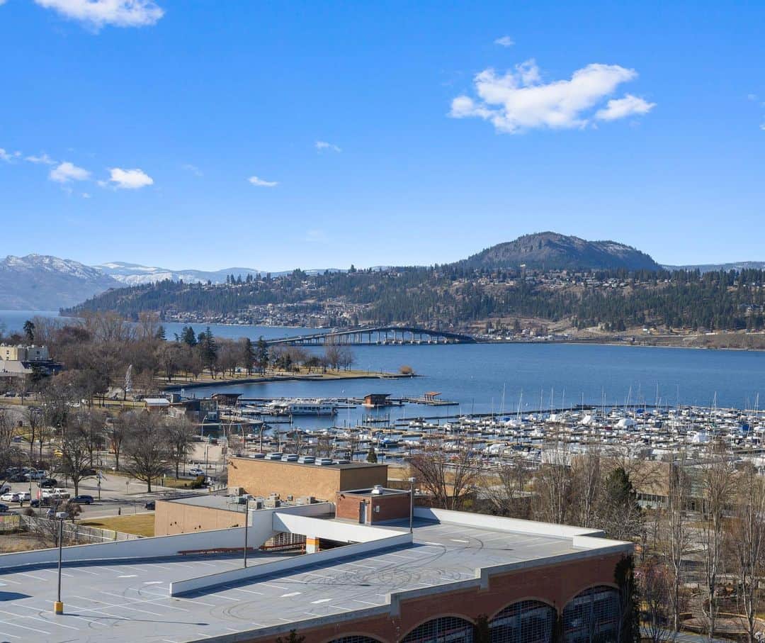キエラ・スミスさんのインスタグラム写真 - (キエラ・スミスInstagram)「SOLLLLDDDD 😍  This gorgeous unit downtown Kelowna is sold. Thank you thank you thank you to our sellers for trusting us and for your business. We are so excited to celebrate your next adventure.   If you know anyone thinking of buying or selling, please let us know & ask about our referral program! We will take great care of your family and friends. 🍾」10月4日 9時08分 - kierrasmith