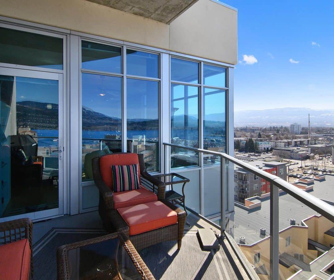 キエラ・スミスさんのインスタグラム写真 - (キエラ・スミスInstagram)「SOLLLLDDDD 😍  This gorgeous unit downtown Kelowna is sold. Thank you thank you thank you to our sellers for trusting us and for your business. We are so excited to celebrate your next adventure.   If you know anyone thinking of buying or selling, please let us know & ask about our referral program! We will take great care of your family and friends. 🍾」10月4日 9時08分 - kierrasmith