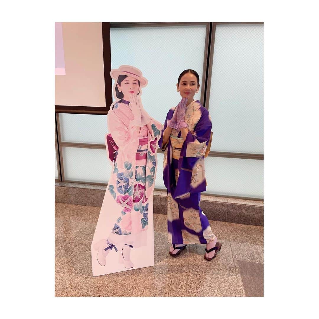 吉田羊さんのインスタグラム写真 - (吉田羊Instagram)「おはようございます。 12時間かけて玄関の荷物整理を終えた私です。  改めまして、 着物イベント「マトウヒツジ」 ご来場頂きました皆さま、 本当に本当にありがとうございました。  二日間/四公演、曇り時々雨予報の中、 千人を超えるお客様に集っていただき、 それぞれが纏った華やかなお着物が花となって、 あの日代官山の街にパッと咲いたようでした。  来られなかった皆様のために、先ずは会場の様子を。  二階 ファッションショー用のミニマムランウェイ。ポスターのヴィジュアルに合わせて、レッドカーペットならぬピンクカーペット。一般から公募したモデルの皆さんには、続く螺旋階段から降りてここを歩いて頂きました。会場の都合上短いから、二往復😏 窓際には着物&小物のマルシェ6六店舗。反対の壁一面には、書籍内で使った着物&私物着物と帯を、八枚展示。  三階 着物&小物のマルシェ11店舗と、羊の部屋を再現した私物販売ブース「ヒツコの部屋」。  四階 「ヒツジヒツジ」カメラマンによるフォトスペース（マトウヒツジの大型パネル有り）、羊と横浜デートムービー、雑誌ブース、刺繍体験、フードコーナー。  そして全フロアに羊の全身パネルと、書籍に掲載された着物のトルソーを配置。その他、グッズ、マトウヒツジ限定カバー、記念キーホルダーなどなど。  着物ファンにも羊ファンにも、どうか一人残らず楽しんで帰ってもらえますようにとの思いで準備してきました。初イベントで至らぬ点も多かったと思う中、着物初心者からベテランまで、この空間を楽しもうとワクワクしてくださっているのが伝わりとても感動しましたし、「着物」という共通語で人々がみるみる繋がっていく姿には胸がじんと熱くなりました。  つづく。  The kimono event "Matou Hitsuji" was successfully completed in two days. Each guest came dressed in their favorite kimono, and it seemed like Daikanyama was in full bloom. I'm so grateful to see everyone trying their best to enjoy the content we've prepared with the idea that "I want every single person to go home with fun," and to see people quickly connecting with each other using "kimono" as a common language. It made my heart warm...to be continued…  #マトウヒツジ #kimonostyle #antique  #actress #着物  #アンティーク  #着物イベント」10月4日 9時19分 - yoshidayoh_official