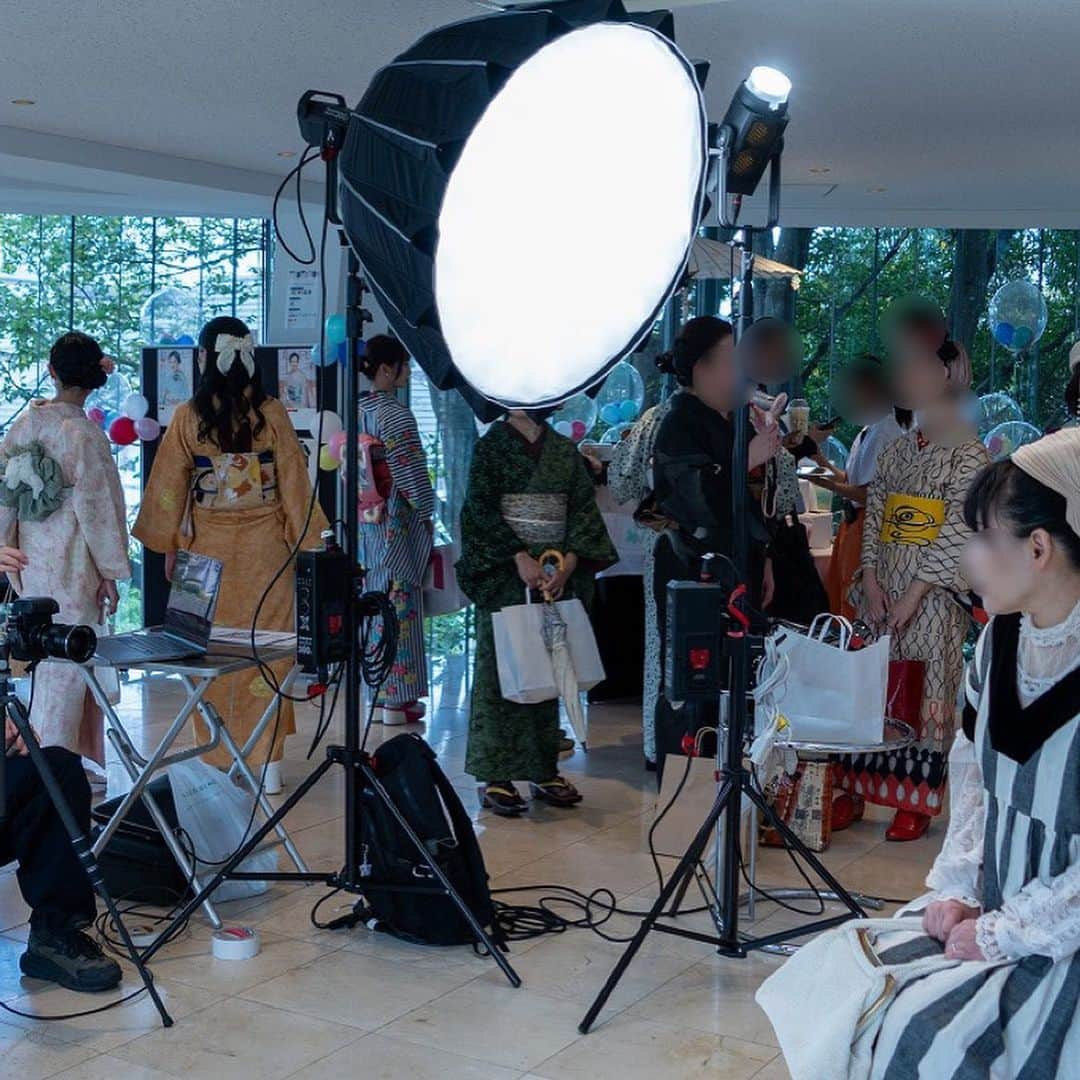 吉田羊さんのインスタグラム写真 - (吉田羊Instagram)「おはようございます。 12時間かけて玄関の荷物整理を終えた私です。  改めまして、 着物イベント「マトウヒツジ」 ご来場頂きました皆さま、 本当に本当にありがとうございました。  二日間/四公演、曇り時々雨予報の中、 千人を超えるお客様に集っていただき、 それぞれが纏った華やかなお着物が花となって、 あの日代官山の街にパッと咲いたようでした。  来られなかった皆様のために、先ずは会場の様子を。  二階 ファッションショー用のミニマムランウェイ。ポスターのヴィジュアルに合わせて、レッドカーペットならぬピンクカーペット。一般から公募したモデルの皆さんには、続く螺旋階段から降りてここを歩いて頂きました。会場の都合上短いから、二往復😏 窓際には着物&小物のマルシェ6六店舗。反対の壁一面には、書籍内で使った着物&私物着物と帯を、八枚展示。  三階 着物&小物のマルシェ11店舗と、羊の部屋を再現した私物販売ブース「ヒツコの部屋」。  四階 「ヒツジヒツジ」カメラマンによるフォトスペース（マトウヒツジの大型パネル有り）、羊と横浜デートムービー、雑誌ブース、刺繍体験、フードコーナー。  そして全フロアに羊の全身パネルと、書籍に掲載された着物のトルソーを配置。その他、グッズ、マトウヒツジ限定カバー、記念キーホルダーなどなど。  着物ファンにも羊ファンにも、どうか一人残らず楽しんで帰ってもらえますようにとの思いで準備してきました。初イベントで至らぬ点も多かったと思う中、着物初心者からベテランまで、この空間を楽しもうとワクワクしてくださっているのが伝わりとても感動しましたし、「着物」という共通語で人々がみるみる繋がっていく姿には胸がじんと熱くなりました。  つづく。  The kimono event "Matou Hitsuji" was successfully completed in two days. Each guest came dressed in their favorite kimono, and it seemed like Daikanyama was in full bloom. I'm so grateful to see everyone trying their best to enjoy the content we've prepared with the idea that "I want every single person to go home with fun," and to see people quickly connecting with each other using "kimono" as a common language. It made my heart warm...to be continued…  #マトウヒツジ #kimonostyle #antique  #actress #着物  #アンティーク  #着物イベント」10月4日 9時19分 - yoshidayoh_official