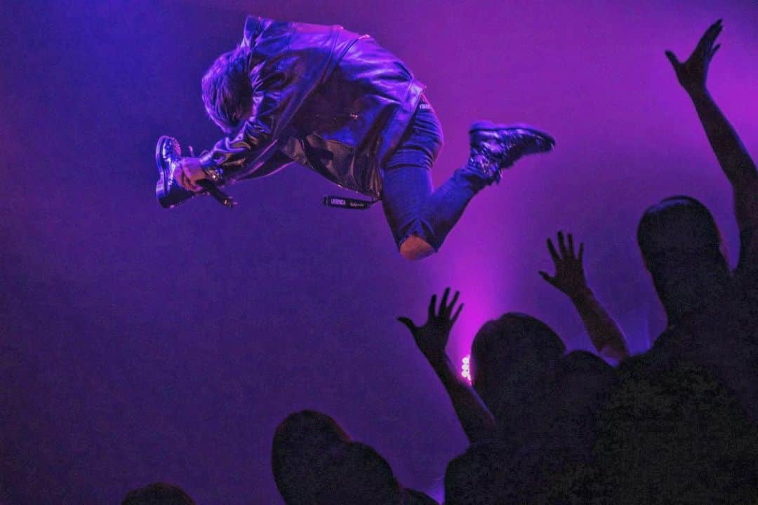 のインスタグラム：「なんかもう、紛れもない空中ですね(笑)  今度からせーの！で飛びましょう🪽  タイミングも大体この辺だってわかるよね🎸」