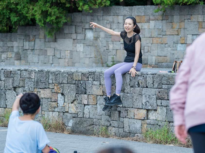 梅澤友里香さんのインスタグラム写真 - (梅澤友里香Instagram)「私が全力で楽しんでる姿を 捉えてくれた🤭 photo by @oh_tomas_92   秋の空気が加速していますね🍁  この後もまだまだ外ヨガシーズン🧘‍♀️✨ また是非ご一緒しましょー❤️  🔽今後のイベント🔽  ---10/22（日）11:00〜12:00 【虎ノ門ヒルズヨガ】 @ 虎ノ門ヒルズオーバル広場 ▼予約・詳細 https://www.toranomonhills.com/events/2023/10/0042.html ・ ・ ---11/5（日）10:00〜11:00 【えどがわ楽市】 @ フラワーガーデン（西葛西） ▼予約・詳細 https://montmorillonite.jp/edoraku/edoraku2023/workout.html ※予約スタートまで間も無く🙏🏻 ・ ・ ---11/12（日）11:00〜13:30 【High Vibes YOGA & TALK 梅澤友里香×kosmic market】 @ 外苑前 ▼予約・詳細 https://passmarket.yahoo.co.jp/event/show/detail/022cupdzneb31.html ・ ・ ---11/26（日）20:00〜 【ヨガヤミ市】 《ロマンティックを感じるインド占星術の入り口》 @ オンライン ▼予約・詳細 https://mosh.jp/services/50314 ・ ・ 🌟年始ヨガは今年は対面を考え中✨  その他の情報は公式ホームページから https://yurika-umezawa-yoga.com  🆕voisy始めました！ https://r.voicy.jp/4p9qYEx49lb  #健康美 #インナービューティー #哲学 #サスティナブル #メンタルヘルス #holistic #ホリスティックライフ　#ヨガ哲学　  #vegan #ベジタリアン #organic #wellness  #ウェルネス  #yoga  #ヨガ #ヨガインストラクター  #美と健康 #beauty #health #ストレッチ #しなやか #yogalife  #naturalbeauty #model #fitnessmodel #yogini」10月4日 9時29分 - yurika_umezawa