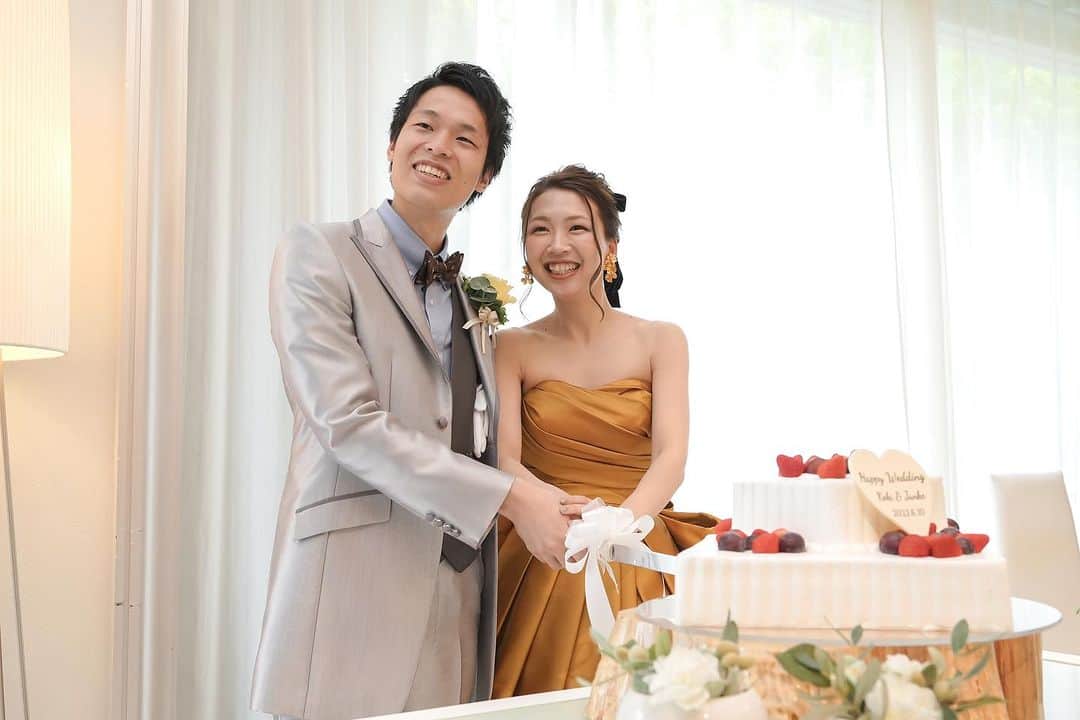 ルシアスガーデンのインスタグラム：「. .  Happy Wedding 🍰🍓  . . ＿＿＿＿＿＿＿＿＿＿＿＿＿＿＿＿＿＿＿＿  ルシアスガーデン【LUSCIOUS GARDEN】  🌿 空と緑に包まれる開放的なリゾート空間 🌿 1200坪の広大な邸宅を1組で贅沢に貸切ウェディング 🌿 プール付き全天候型テラスでの料理パフォーマンス 🌿 大事な家族 ペットも一緒にウェディング  ▷ブライダルフェア開催中 詳細は @luscious_garden  プロフィールURLよりご予約可能です🍃  ▷ #ルシアスガーデン で検索🔍 @luscious_garden のフォロー #ルシアスガーデン  #lusciousgarden  の投稿をお待ちしております🤍✨ ＿＿＿＿＿＿＿＿＿＿＿＿＿＿＿＿＿＿＿＿  #ウエディング#wedding#ゲストハウス#ブライダル#結婚式準備#尼崎結婚式場#結婚式レポ#プレ花嫁#大阪プレ花嫁#日本中のプレ花嫁さんと繋がりたい#プレ花嫁さんと繋がりたい#式場見学#式場選び#式場探し#ブライダルフェア#大阪結婚式#兵庫結婚式#尼崎結婚式場#花嫁#花嫁diy#卒花#卒花嫁レポ#ウェディングフォト#前撮り#前撮りポーズ#前撮り和装#後撮り#和装前撮り#ルシアスガーデン#lusciousgarden」