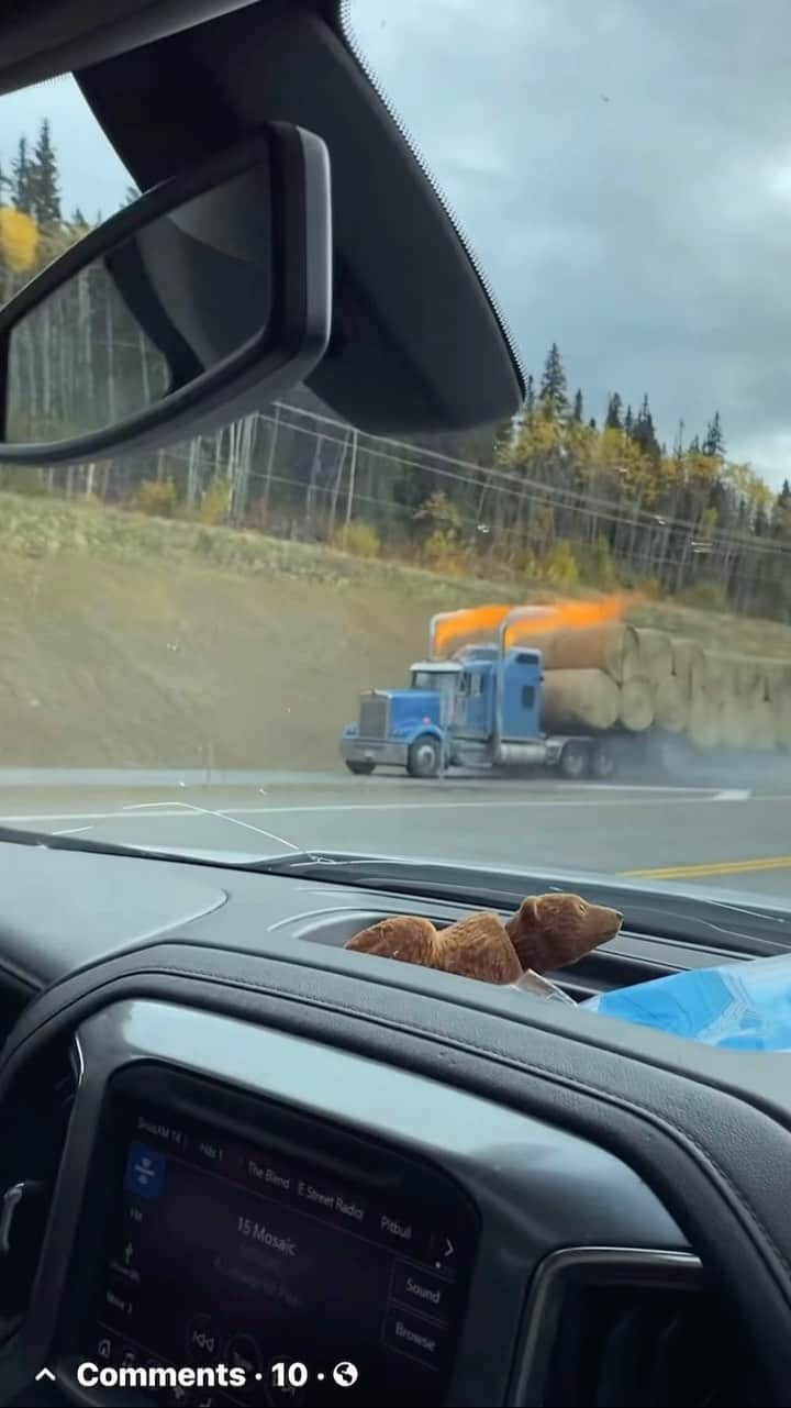 Truck Hubのインスタグラム：「Bad day to have that load 😗 (clip from blazehauling via TT)  - #trucking #diesel #redneck #peterbuilt #fire」