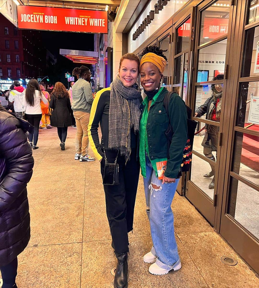 ベラミー・ヤングのインスタグラム：「HAPPY #OpeningNight to the INCREDIBLE cast of #JajasAfricanHairBraiding on #Broadway at @mtc_nyc ! 🥂🤩🎉And especially to this absolute STAR @_brittade ! 💗🥰❤️ @jjbioh has written a STAGGERINGLY wonderful play- gutting & hilarious & insightful & so moving. And @yesimwhitneywhite has mined every micro-moment of the play & every far corner of these amazing actors' psyches to give you truth that is BONE deep. OH, I LOVE THIS SHOW! Congrats to everyone involved in making it such a jewel! If you can get to #NYC, come enjoy the fun & heart inside #Jajas!!! 🎭🔥😍🥂❤️🎉」