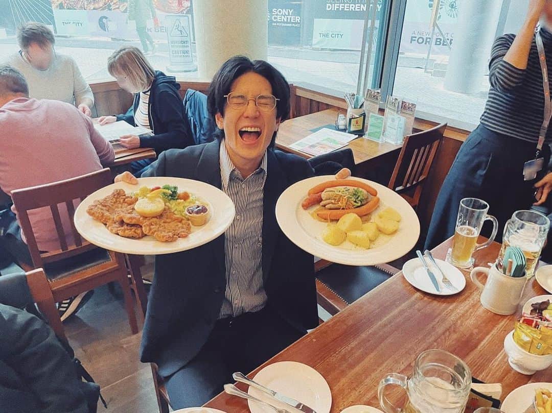 のインスタグラム：「🇩🇪🍴 Throwback to the memories of Berlin.  How a 3-year-old gets excited.   #manhole #berlin #berlinale2023 #redcarpet #japaneseactor #tb #yummy」