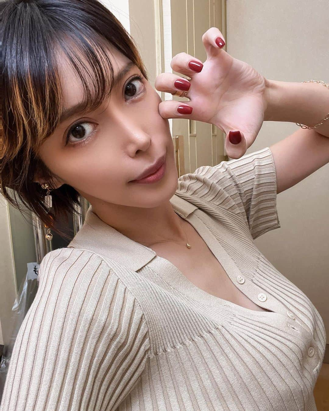 君島みおのインスタグラム：「ボルドーネイル♥️♥️ サンダル擦れしてる🙇  おはようございます。」