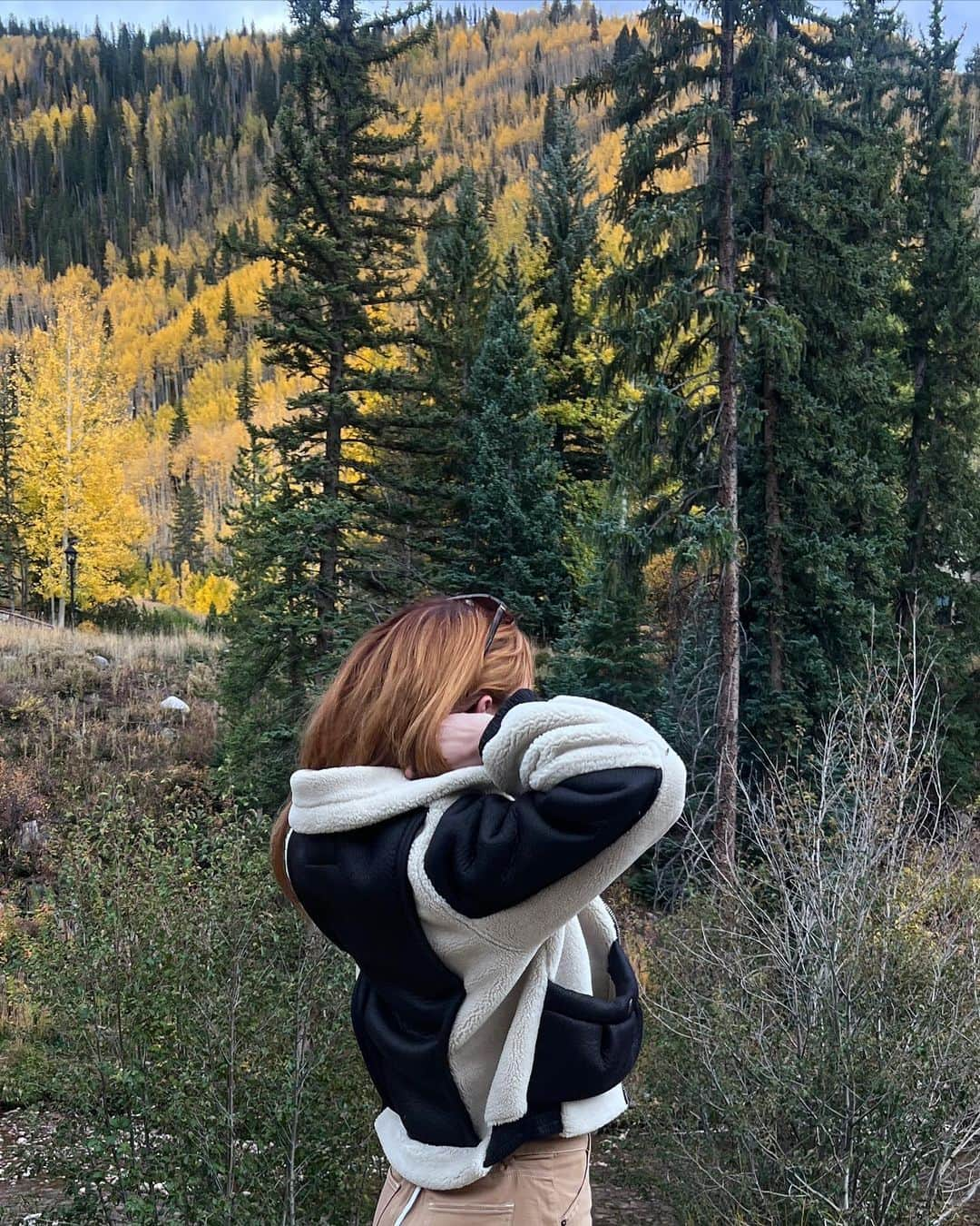 シドニー・シエロタさんのインスタグラム写真 - (シドニー・シエロタInstagram)「I hiked with a moose this morning!!!!」10月4日 9時47分 - sydneysierota