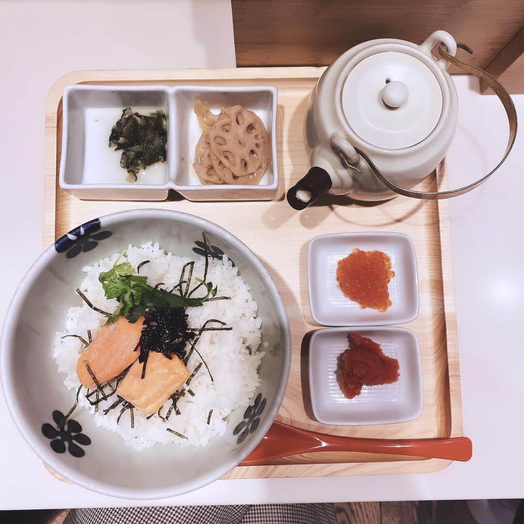 大堀恵さんのインスタグラム写真 - (大堀恵Instagram)「おはようございます。 今日は、朝の用事を済ませて、ご褒美朝茶漬けしました❤︎ 幸せ。。。 身体に沁みた〜ふぅ❤︎😌」10月4日 9時50分 - ohorimegumi