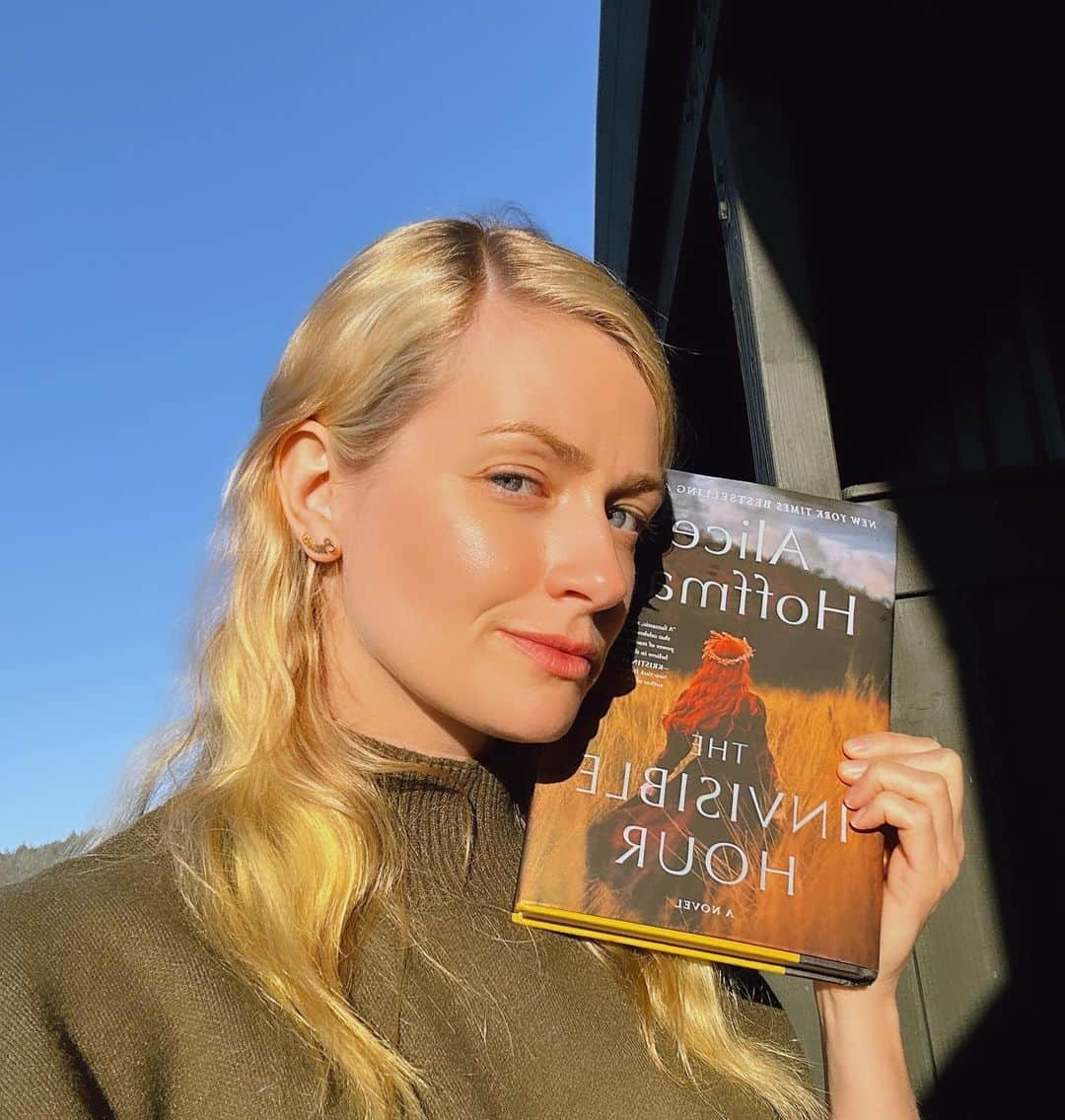 ベス・ベアーズのインスタグラム：「Inspired by my girl @emilyhenrywrites and her #book #selfies. I am madly in love with this one @ahoffmanwriter ! I love all of your books and read them always at the beginning of Fall! 🍂🍁🍂🌾  #bookstagram #books #booklover #booknerd #bookaddict #bookworm #fall #falldecor #practicalmagic #witch #witchesofinstagram #booktok #read」