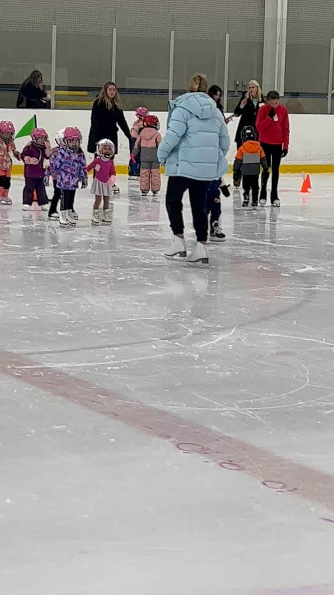 メーガン・デュアメルのインスタグラム：「Single mommy-ing for the week means after Zoey’s canskate class she joined my Junior Academy Off Ice. She hasn’t skated in a few months but was disappointed that her group didn’t practice bubbles today!   Watched one back spin and one Salchow and decided she knew what to do 🤣   Yes, she’s wearing her pajama because I was hoping she’d fall asleep in the car on the way home. She did not.   #futurestar」