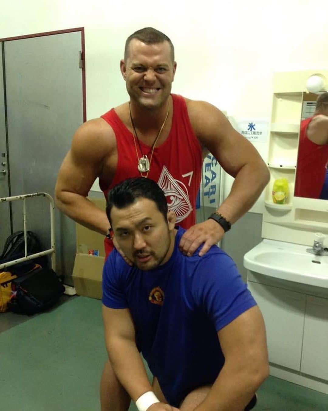 デイビーボーイ・スミス・ジュニアのインスタグラム：「New British/Japanese Bulldogs have Arlived!!! 😂😂😂. Forgot all about this picture 😜 🇬🇧 🇯🇵 Fun throwback.  We both share same coach in the late great Billy Robinson. @hideki55suzuki」