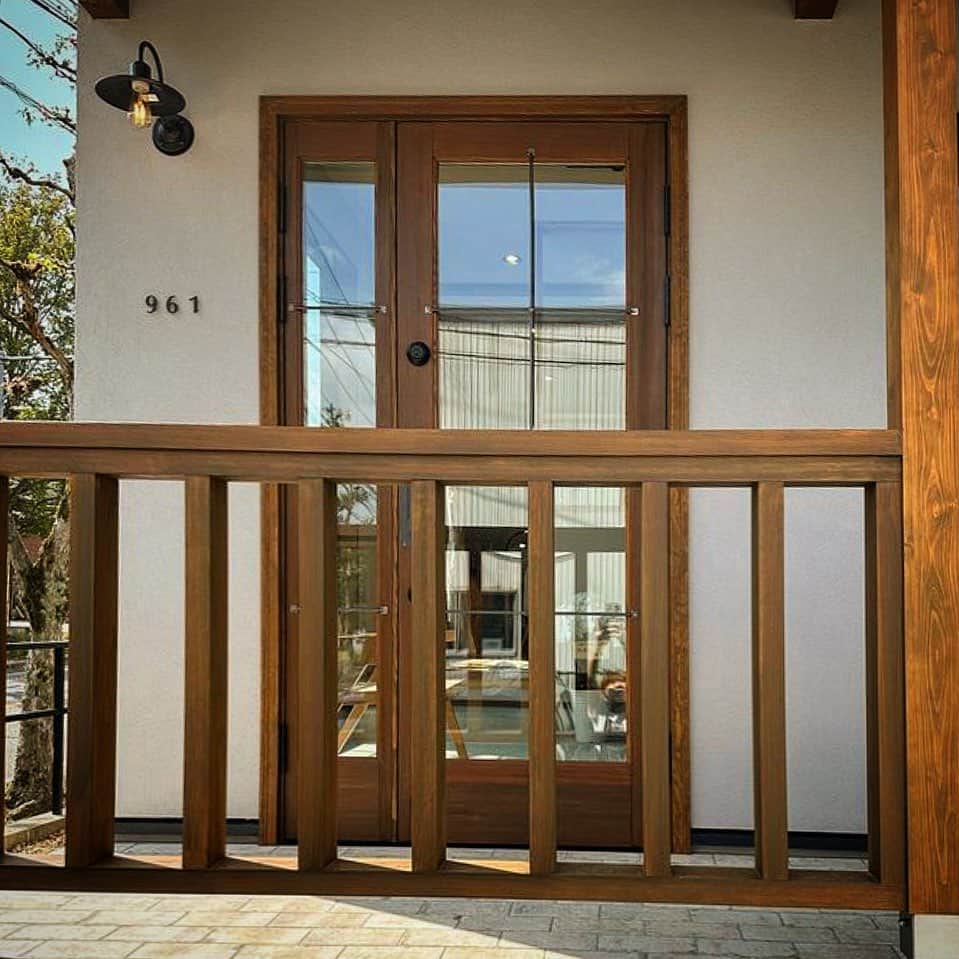 木製ドアの全国通販　ウッドデポさんのインスタグラム写真 - (木製ドアの全国通販　ウッドデポInstagram)「ネイルサロン @961.nail 様Openおめでとうございます！ 心よりお祝い申し上げます！ 素敵なお写真ありがとうございました。 スタッフ一同感激しております♫ #ネイルサロン #木製ドア #木のドア #玄関ドア #室内ドア #アンティーク風ドア #ビンテージドア #ヴィンテージ #自宅カフェ #自宅ショップ #カフェ改装 #カスタムドア #コンテナハウス #古民家リノベーション #古民家改装 #古民家再生 #マイホーム計画中 #新築 #店舗 #美容室改装 #リノベ #リノベーション #店舗改装」10月4日 10時11分 - wood_depot