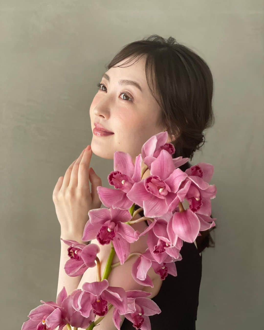 中井さくらのインスタグラム：「*  引き続きオフショット♡  このドレスシルエットがとても綺麗で 我が家のクローゼットにお迎えしました☺️  後ろも手の届く範囲のチャックなので 一人で着られるのもポイント高い✨✨  👗 @dress_bsweet  💄 @nara_mariko_   #bsweet #dress #wedding #weddingdress #shooting #offshot #ドレス #ウエディング #ブライダル #ドレスショップ #ウエディングドレス #ヴェール #ブラック #カラードレス #マーメイドライン #シルエット  #モデル #フリーランスモデル #東京モデル #東京フリーランスモデル #ブライダルモデル #前撮り #撮影 #撮影オフショット #オフショット #中井さくら」