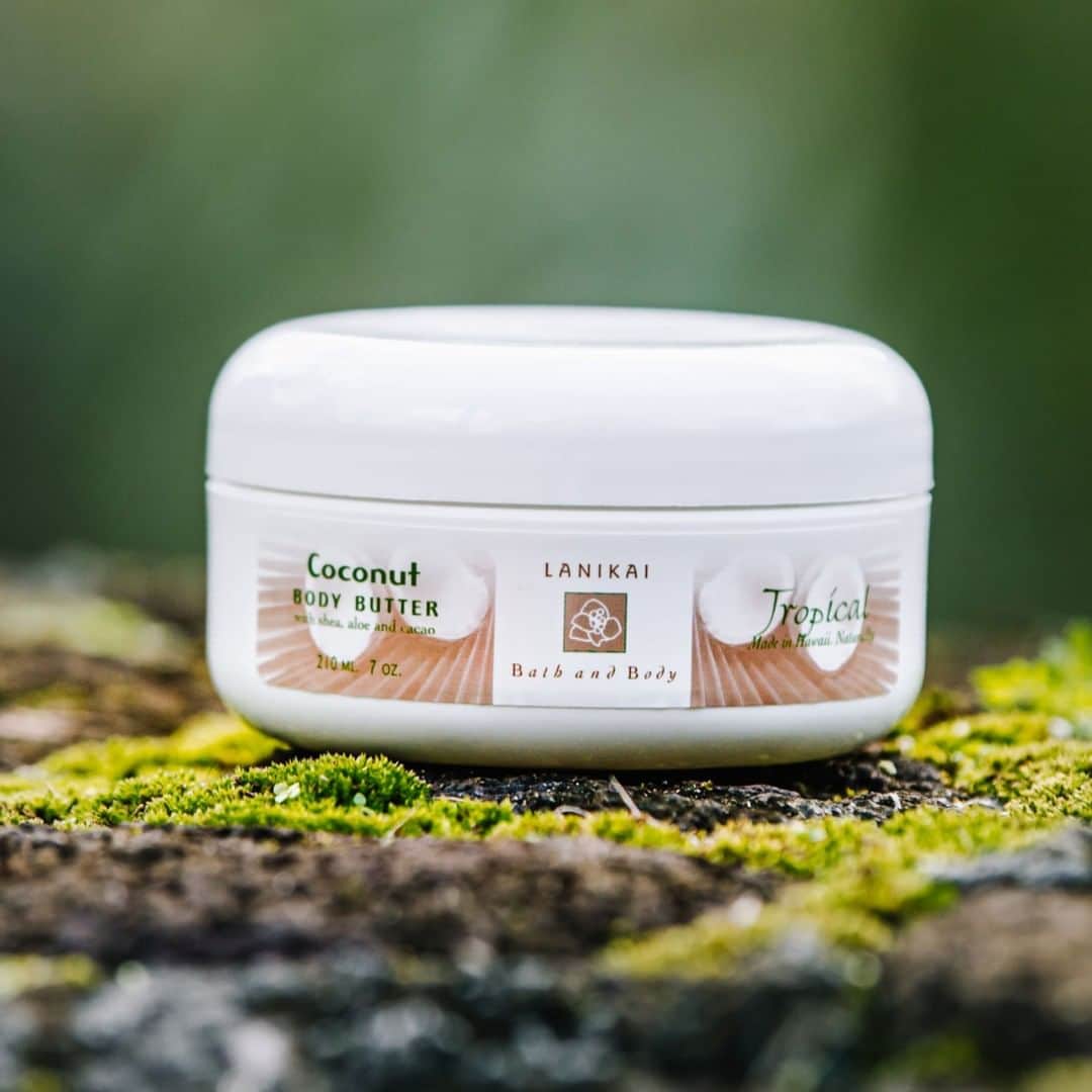 Lanikai Bath and Bodyさんのインスタグラム写真 - (Lanikai Bath and BodyInstagram)「Lanikai Body Butters are light and lovely and ideal for all skin types. Keep skin soft and supple with a blend of shea and cacao butter and the natural oils of kukui and macadamia nut, avocado, and pure vitamin E. Paraben Free.  Rich emollient body butter deeply penetrates and protects skin with deep and long-lasting hydration.  A moisture-replenishing formula featuring botanicals rich in antioxidants, fatty acids, and vitamins that help counteract dullness, dryness, and sun damage, and strengthen your skin’s natural barrier, leaving skin softer, smoother, soothed, and radiantly hydrated. #shoplocal #kailuatownhi #lanikaibathandbody #winterskin」10月4日 10時07分 - lanikaibathandbody