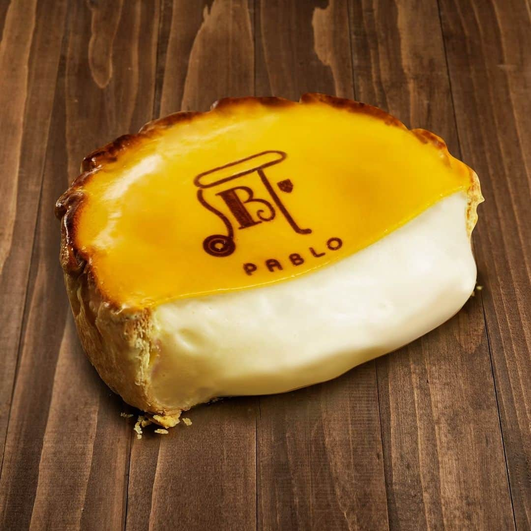 TAPICIのインスタグラム：「\✨PABLOの看板商品✨/  #パブロとろけるチーズタルト とは… 🥧サクサクのタルト生地には「チーズクリーム」 🥧表面にたっぷり重ねた「アプリコットジャム」 で構成された自慢のチーズタルトです😄  最も大きな特長は<✨絶妙なふわとろ食感✨>  なめらかな「ふわとろ食感」になるようにチーズクリームを開発し、 とろけるような口当たりが長時間お楽しみいただけます‼  サクサクのタルト生地と、とろけるチーズクリームに、アプリコットジャムの甘酸っぱい味わいがアクセントになったチーズタルトをぜひご堪能くださいませ✨  ＜商品概要＞ ◆商品名　パブロとろけるチーズタルト ◆価格　　1,180円（税込） ※商品のお取り扱い状況は店舗により異なります  また、パブロでは「持続可能な開発目標(Sustainable Development Goals： #SDGs）」を身近に感じ、支援できる仕組みを提供しています🌎  あなたが #とろけるチーズタルト　を買うたびに、自動的に発展途上国の子どもに『えんぴつ1本』または『授業5分』の寄付となります💞  SDGsは、私たち一人ひとりの目標です。 是非身近なスイーツを通して、目標に向けての一歩を踏み出してください。  一人ひとりの選択が、明日の地球を担っています🌎  #PABLO #パブロ #パブロミニ #チーズタルト専門店 #パブロチーズタルト #チーズタルト #cheesetart #cheesedessert #スイーツ巡り #カフェ巡り #チーズ好き #チーズデザート #おやつの時間 #おやつタイム #ご褒美スイーツ #お土産スイーツ #お土産お菓子 #大阪グルメ」