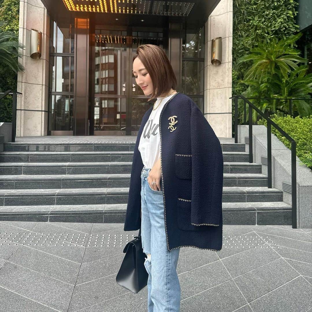 のインスタグラム：「この日も家具屋さん巡り。 ソファはこれ！☺️というものに絞れたけど、納期が2〜3ヶ月だった😇 しばらくソファなし生活だな…😇 この日、かなり歩き回ったけど 下ろしたばかりの @zara の靴が、全く足が痛くならなくて感動🥹 なんなら雨の日もはけちゃうパテント素材。久しぶりにZARAで靴を買ったけど、こんなに当たりだとは❤️ ・ jacket @deuxiemeclasse #deuxiemeclasse T #americana  denim @citizensofhumanity #citizensofhumanity  bag @delvaux」