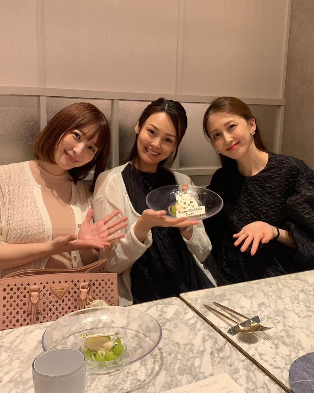 伴杏里のインスタグラム：「幸せなランチタイムを ありがとう🌷 素敵なレストラン🍽️でした〜 プレゼントもありがとう🩷 大切にたーくさん使います🧢  #restaurant  #thankyou  #けーき🍰」