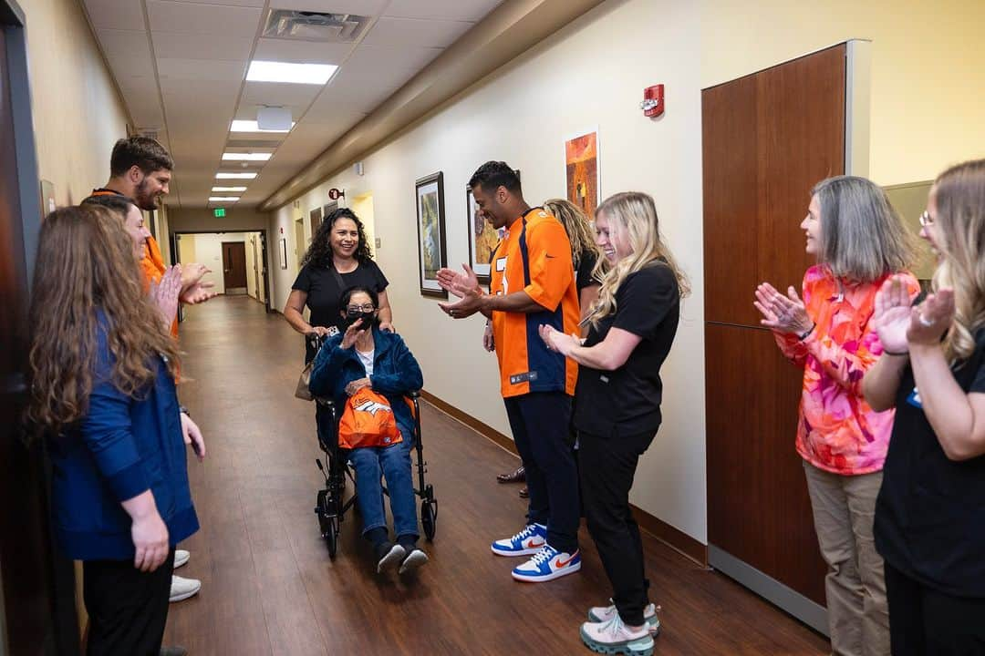 ラッセル・ウィルソンさんのインスタグラム写真 - (ラッセル・ウィルソンInstagram)「Incredibly Grateful to visit the amazing folks at @centurahealth with @mdhenningsen at St Anthony hospital today. Thank you for inspiring us and keep on fighting! 💪   @broncos  @broncosofffield」10月4日 10時14分 - dangerusswilson