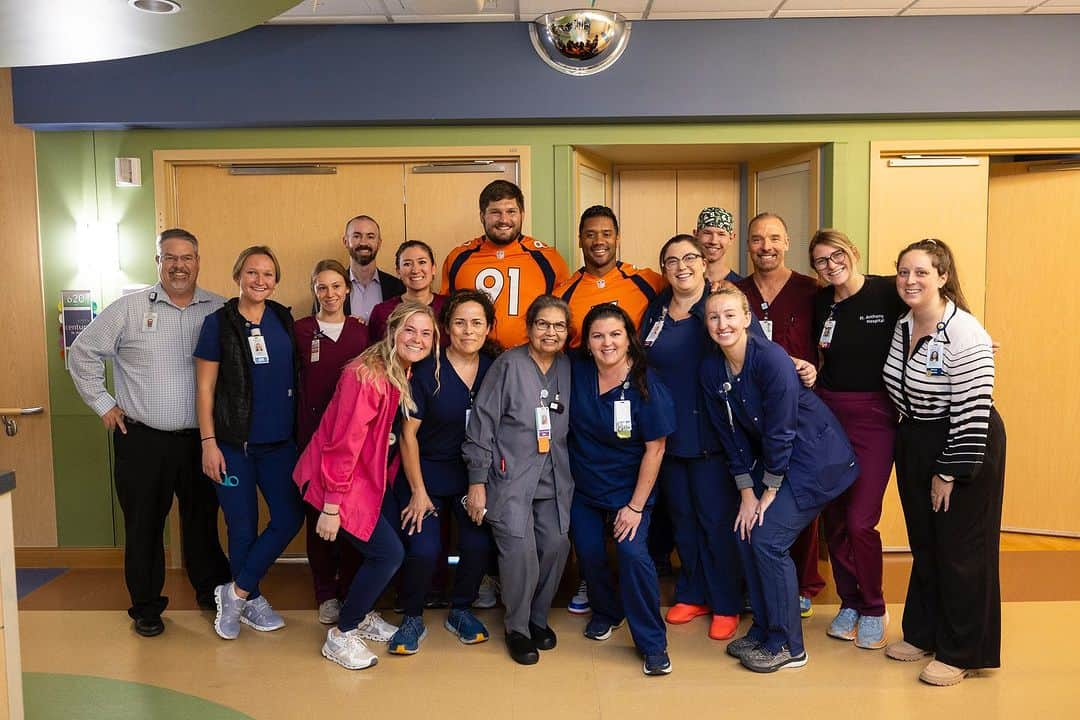 ラッセル・ウィルソンさんのインスタグラム写真 - (ラッセル・ウィルソンInstagram)「Incredibly Grateful to visit the amazing folks at @centurahealth with @mdhenningsen at St Anthony hospital today. Thank you for inspiring us and keep on fighting! 💪   @broncos  @broncosofffield」10月4日 10時14分 - dangerusswilson