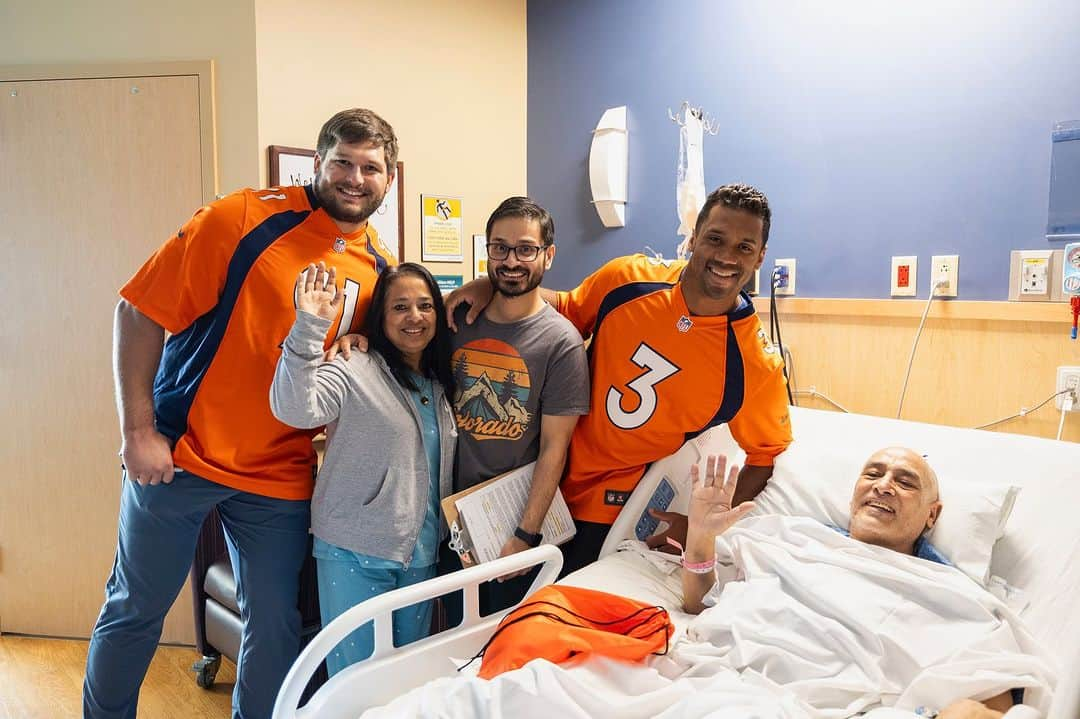 ラッセル・ウィルソンのインスタグラム：「Incredibly Grateful to visit the amazing folks at @centurahealth with @mdhenningsen at St Anthony hospital today. Thank you for inspiring us and keep on fighting! 💪   @broncos  @broncosofffield」