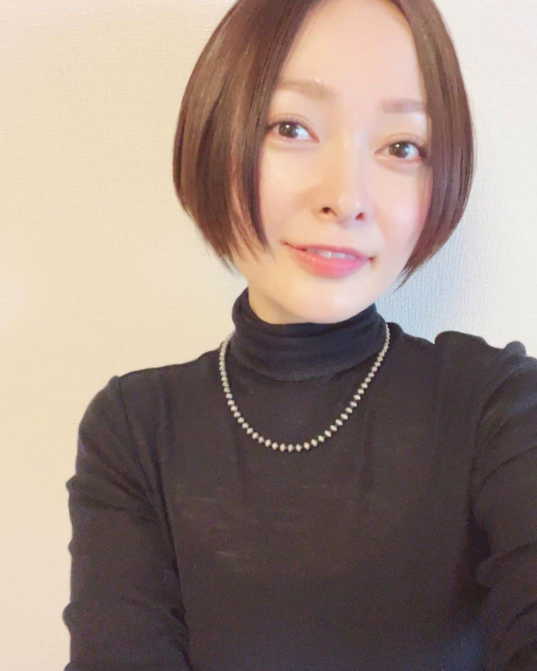 市井紗耶香のインスタグラム：「. あれ、消えた🥹 たまにはストレートな気分♪  前髪絶妙な天パなもので 全体にストレートあててます おかげで毎朝時短で快適🌿  秋冬ヘアどうしようかな〜 夏から伸びるの早いなぁ🥹  #ショートヘア #ショートカット #ヘアケア #エイジングケア #美容 #市井紗耶香」