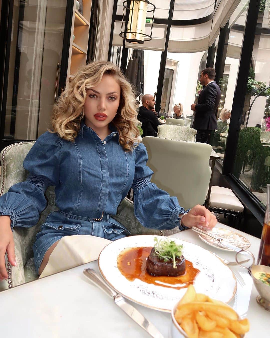 ナタリー・パリスのインスタグラム：「Madame Paris gets served the steak during tea time remember that」