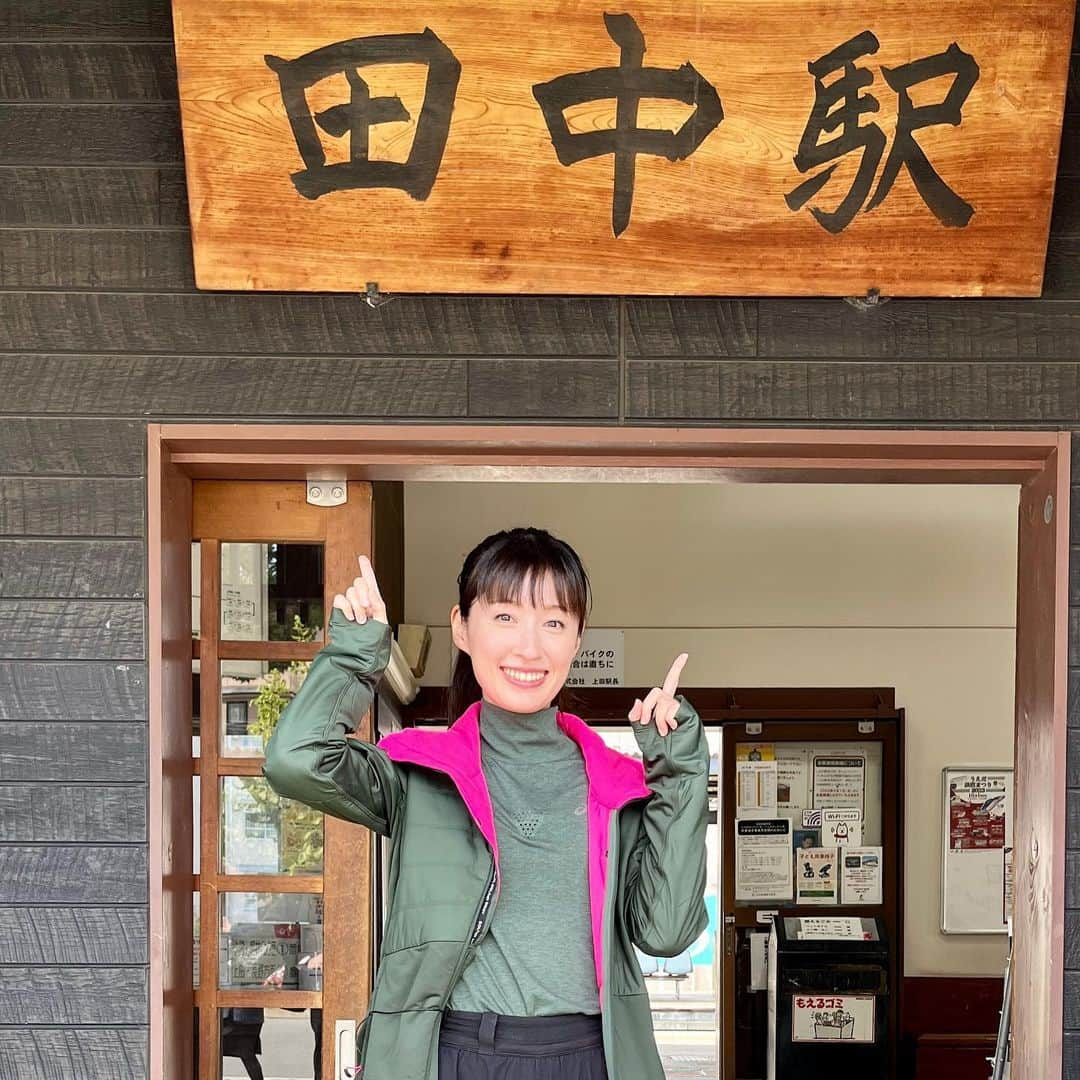 田中千絵のインスタグラム：「🚋長野県·田中駅🚋  しなの鉄道·田中駅を初めて訪れました！  𓇽台湾には田中駅があるのを知っていましたが、まさか日本にもあったなんて！！  𓇽しなの鉄道田中駅は、2018年に130周年を迎えられたみたいです  𓇽しなの鉄道田中駅と台湾鉄道田中駅は姉妹駅。同じ田中としてはご縁を感じずにはいられません  𓇽田中と田中の記念写真  𓇽田中駅に入って来た観光列車ろくもんに遭遇！車内で食事を楽しむことができる列車だそうです  𓇽撮り鉄の兄曰く、しなの鉄道は”走る鉄道博物館”と言われてるらしく、古い車両があるとのことです  𓇽田中駅x田中マラソンx田中千絵  𓇽ろくもんに乗車されている方たちを、田中駅からお見送り👋🏻  私も次回はぜひしな鉄で旅をしたいです！ . Three TANAKA!!! What an amazing coincidence😆 . 我的人生中，第一次來到信濃鐵道·田中車站！  𓇽我知道台灣有田中站，但沒想到日本居然也有田中站！！  𓇽信濃鐵道田中站在2018年的時候迎接滿130歲生日  𓇽信濃鐵道田中站和台灣鐵道田中站是姐妹車站。身為一樣姓田中的我，無法不相信這場美妙緣分  𓇽田中和田中的紀念照  𓇽剛好遇見進來田中站的觀光列車叫Rokumon！這台列車內可以享用當地美食  𓇽身為鐵道迷的我哥說，信濃鐵道被稱呼成”行動鐵道博物館”，這條路線可以看見有歷史性車輛的樣子  𓇽田中車站x田中馬x田中千繪  𓇽在田中站月台目送搭乘Rokumon列車的乘客👋🏻  我下次也想享受Rokumon列車之旅啊！ . . . #台湾 #台灣 #taiwan  #日本漫遊趣信濃鐵道之旅 #民視電視台11月18日播出 #長野県 #田中駅 #田中站 #tanakastation  #しなの鉄道 #信濃鐵道 #shinanorailway  #旅ラン #用跑步旅行 #runningtrip  #台北と東京の生活 #中国語」