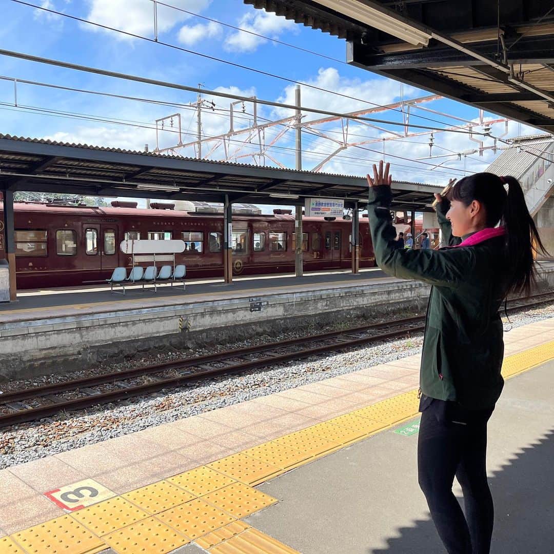 田中千絵さんのインスタグラム写真 - (田中千絵Instagram)「🚋長野県·田中駅🚋  しなの鉄道·田中駅を初めて訪れました！  𓇽台湾には田中駅があるのを知っていましたが、まさか日本にもあったなんて！！  𓇽しなの鉄道田中駅は、2018年に130周年を迎えられたみたいです  𓇽しなの鉄道田中駅と台湾鉄道田中駅は姉妹駅。同じ田中としてはご縁を感じずにはいられません  𓇽田中と田中の記念写真  𓇽田中駅に入って来た観光列車ろくもんに遭遇！車内で食事を楽しむことができる列車だそうです  𓇽撮り鉄の兄曰く、しなの鉄道は”走る鉄道博物館”と言われてるらしく、古い車両があるとのことです  𓇽田中駅x田中マラソンx田中千絵  𓇽ろくもんに乗車されている方たちを、田中駅からお見送り👋🏻  私も次回はぜひしな鉄で旅をしたいです！ . Three TANAKA!!! What an amazing coincidence😆 . 我的人生中，第一次來到信濃鐵道·田中車站！  𓇽我知道台灣有田中站，但沒想到日本居然也有田中站！！  𓇽信濃鐵道田中站在2018年的時候迎接滿130歲生日  𓇽信濃鐵道田中站和台灣鐵道田中站是姐妹車站。身為一樣姓田中的我，無法不相信這場美妙緣分  𓇽田中和田中的紀念照  𓇽剛好遇見進來田中站的觀光列車叫Rokumon！這台列車內可以享用當地美食  𓇽身為鐵道迷的我哥說，信濃鐵道被稱呼成”行動鐵道博物館”，這條路線可以看見有歷史性車輛的樣子  𓇽田中車站x田中馬x田中千繪  𓇽在田中站月台目送搭乘Rokumon列車的乘客👋🏻  我下次也想享受Rokumon列車之旅啊！ . . . #台湾 #台灣 #taiwan  #日本漫遊趣信濃鐵道之旅 #民視電視台11月18日播出 #長野県 #田中駅 #田中站 #tanakastation  #しなの鉄道 #信濃鐵道 #shinanorailway  #旅ラン #用跑步旅行 #runningtrip  #台北と東京の生活 #中国語」10月4日 10時17分 - chietanaka817