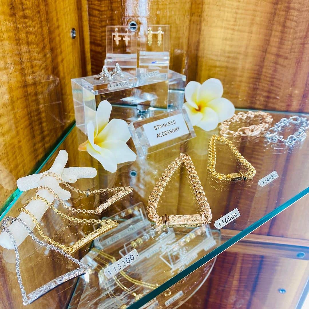 ハワイアンジュエリーのWailea（ワイレア）さんのインスタグラム写真 - (ハワイアンジュエリーのWailea（ワイレア）Instagram)「銀座店です🌿✨  ご好評をいただいておりますステンレス素材の ピアスの中にはリバーシブルのデザインも ございます！👀✨  １つのピアスで2つ楽しめます！ 左右違う柄でアシンメトリーでおつけいただくのも 素敵です💕  －－－－－－－－－－－－－－－－－－－  ステンレス素材… 錆びにくく、変色しにくいため お手入れが簡単！ 金属アレルギーを起こしにくい！  －－－－－－－－－－－－－－－－－－－  その他、ブレスレットもご用意いたしております！ ぜひ、店頭にてご覧くださいませ。  銀座店にてお待ちしております☺️  片耳　税込¥6.600-  #wailea #ワイレア #hawaiianjewelry #ハワイアンジュエリー #ジュエリー #exitmelsa #銀座 #ginza #waileaginza #ワイレア銀座店  #pierce #ring #bangle #pendant #ペアペンダント #ペンダント #ordermade #オーダーメイド #誕生石 #ハワイ #hawaii #ご褒美ジュエリー #プレゼント #ステンレス #サージカルステンレス #アレルギー」10月4日 21時00分 - wailea.hawaii