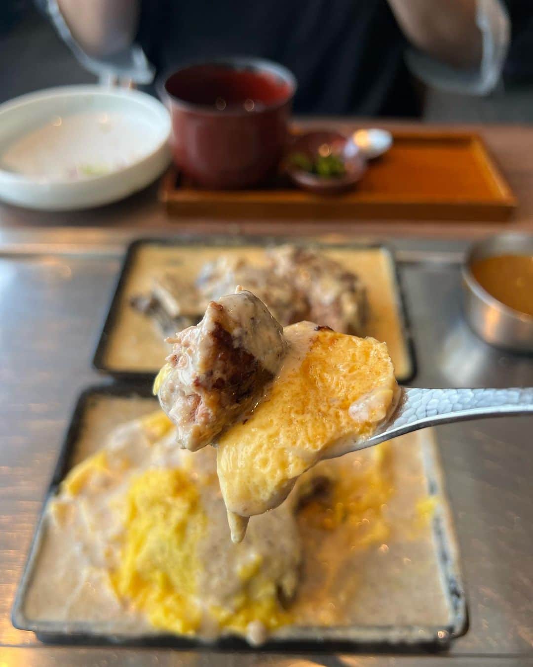 トリイクニコさんのインスタグラム写真 - (トリイクニコInstagram)「今朝もめっちゃDM来てたので 昨日のお仕事前のランチここに残しておきまーす🍽️  @bantetsu_shiodome  ランチはご飯としじみ汁がおかわり自由で、 カレーのルーも付いてくるしとんでもなく腹パンになるよ！  ハンバーグもなかなかのサイズだし、 展望といい場所を考えたらコスパのいいお店だとおもう👏🏻🔥  次回はハンバーグにアボカドトッピングでたべたい🥑  ランチ混んでます。 予約して行くのが間違いないと思う！ 予約電話AIとしゃべるんだよw すごいよww  前日夜中だったから予約取れなくて13:00に行ったら待たずに入れたよ🙌🏻  #汐留ランチ #ばっしーとランチ」10月4日 10時29分 - toriicamera