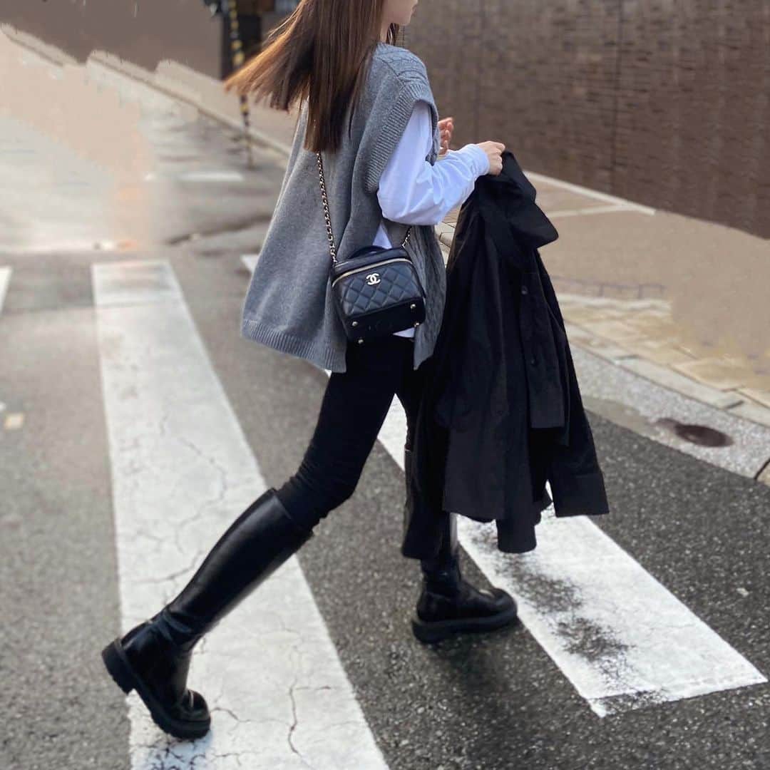 Akaneのインスタグラム：「black×gray🩶 @madder_vintage  気づけばあっという間に涼しくなってびっくり🍁 ウールニットベストやっと着れる☺️ サイドのスリットがポイントで、 パンツ、スカート合わせはもちろん、ワンピにレイヤードしても可愛い♡」