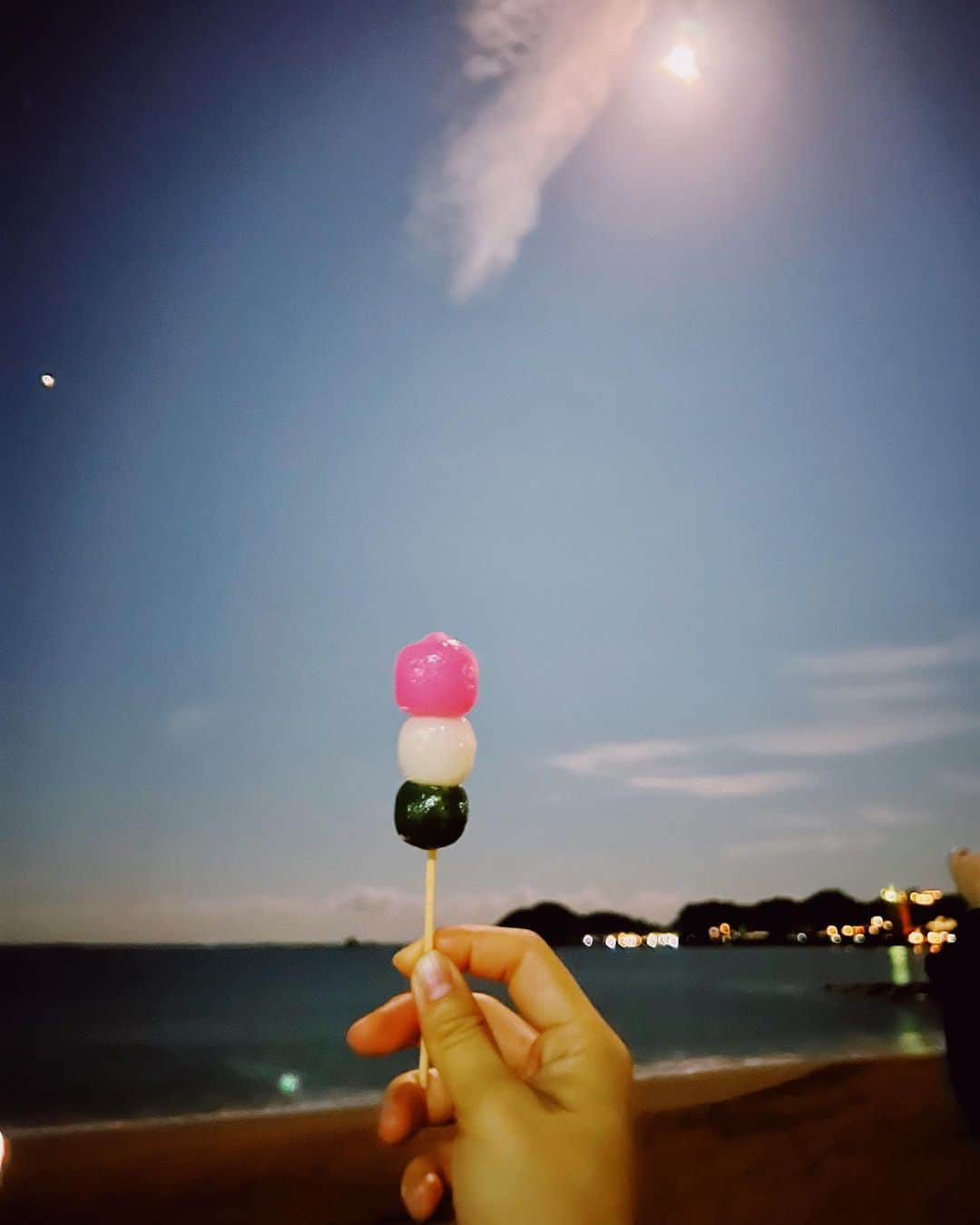 屬美於のインスタグラム：「月を🌕感じながら毎日生活することで  身体のリズムも🎵さらにととのってきました。  満月の日に友人たちと海に集合して、友人の淹れてくれた中国茶を楽しみました。  こういう時間がほんとうに贅沢な時間。  金木犀の香りにきゅーんとする秋🍂がきましたね🫶😌  みなさん豊かな秋をお迎えください❤️  #mioyogastyle #yoga #yogini  #ヨガライフ  #ナチュラルライフ」