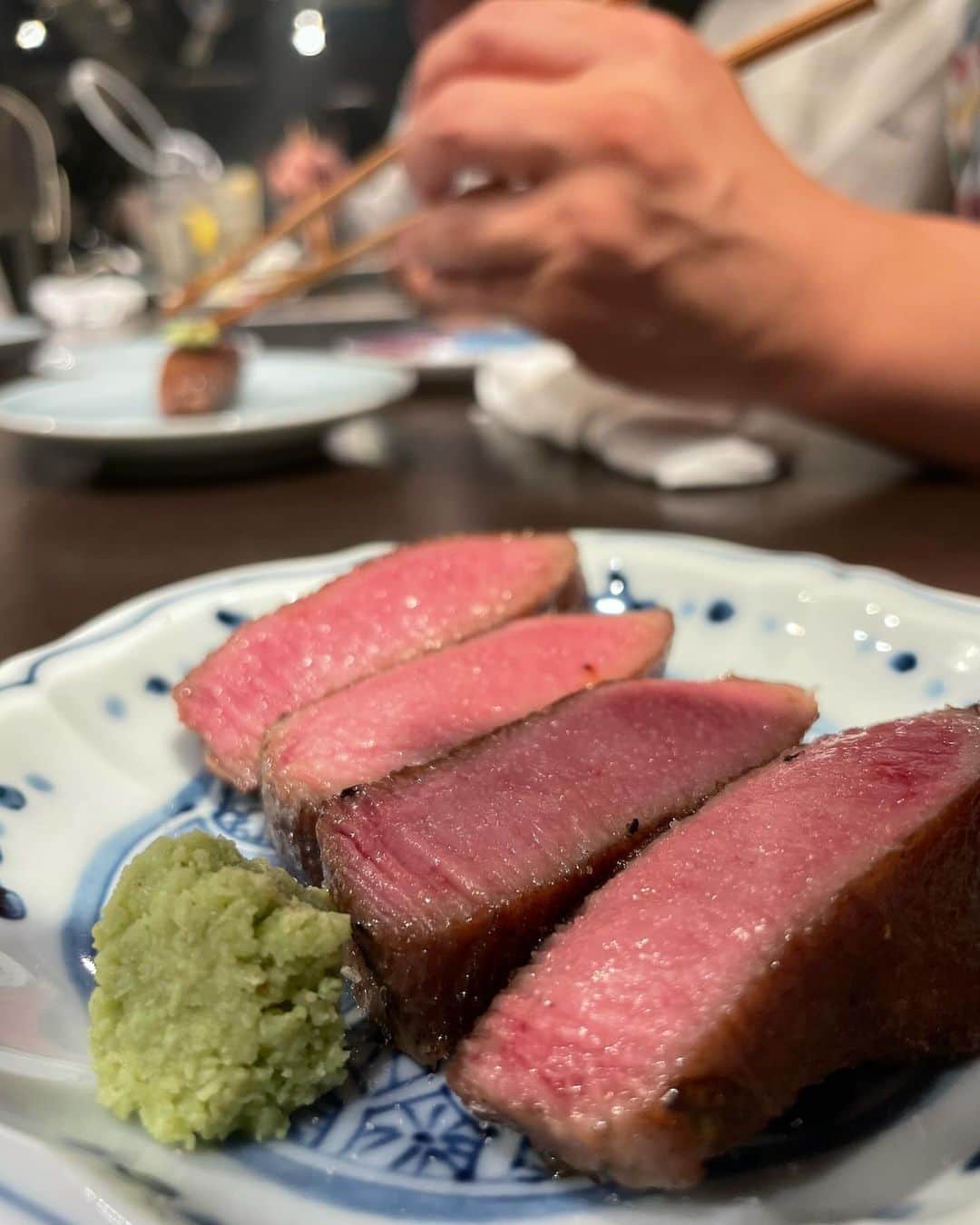 西代洋さんのインスタグラム写真 - (西代洋Instagram)「美味いンスタグラム♪  美味い焼肉屋にまた出会った！ 肉の旨さ、カットの仕方、見せ方 米の炊き方（笑） 全部美味かったな〜  炭の台もカウンターの置くところが一段下がってて ちょうどノンストレスで焼肉に向き合えるというこだわりカウンター！  東心斎橋たくさん焼肉屋あるけど ここは頭抜けてる様な気がする♪  値段もベラボーに高いわけではない！  どんな仕組みなんや！！！！  あかん！思いだしてもまだ美味い♪  #美味いンスタグラム #グルメ #心斎橋 #大阪 #焼肉 #肉 #やきにく #美味」10月4日 10時21分 - onikuchan0927