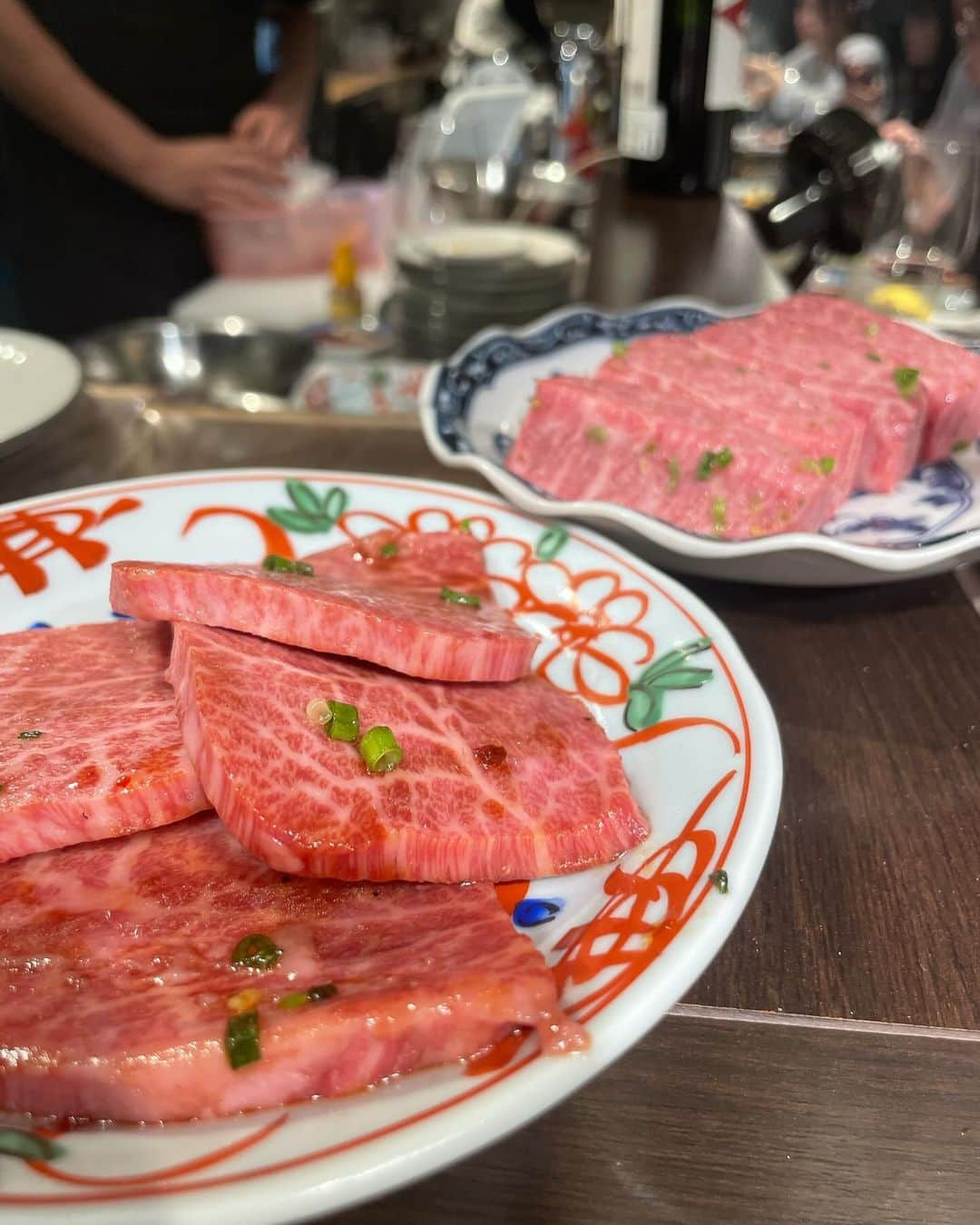 西代洋さんのインスタグラム写真 - (西代洋Instagram)「美味いンスタグラム♪  美味い焼肉屋にまた出会った！ 肉の旨さ、カットの仕方、見せ方 米の炊き方（笑） 全部美味かったな〜  炭の台もカウンターの置くところが一段下がってて ちょうどノンストレスで焼肉に向き合えるというこだわりカウンター！  東心斎橋たくさん焼肉屋あるけど ここは頭抜けてる様な気がする♪  値段もベラボーに高いわけではない！  どんな仕組みなんや！！！！  あかん！思いだしてもまだ美味い♪  #美味いンスタグラム #グルメ #心斎橋 #大阪 #焼肉 #肉 #やきにく #美味」10月4日 10時21分 - onikuchan0927