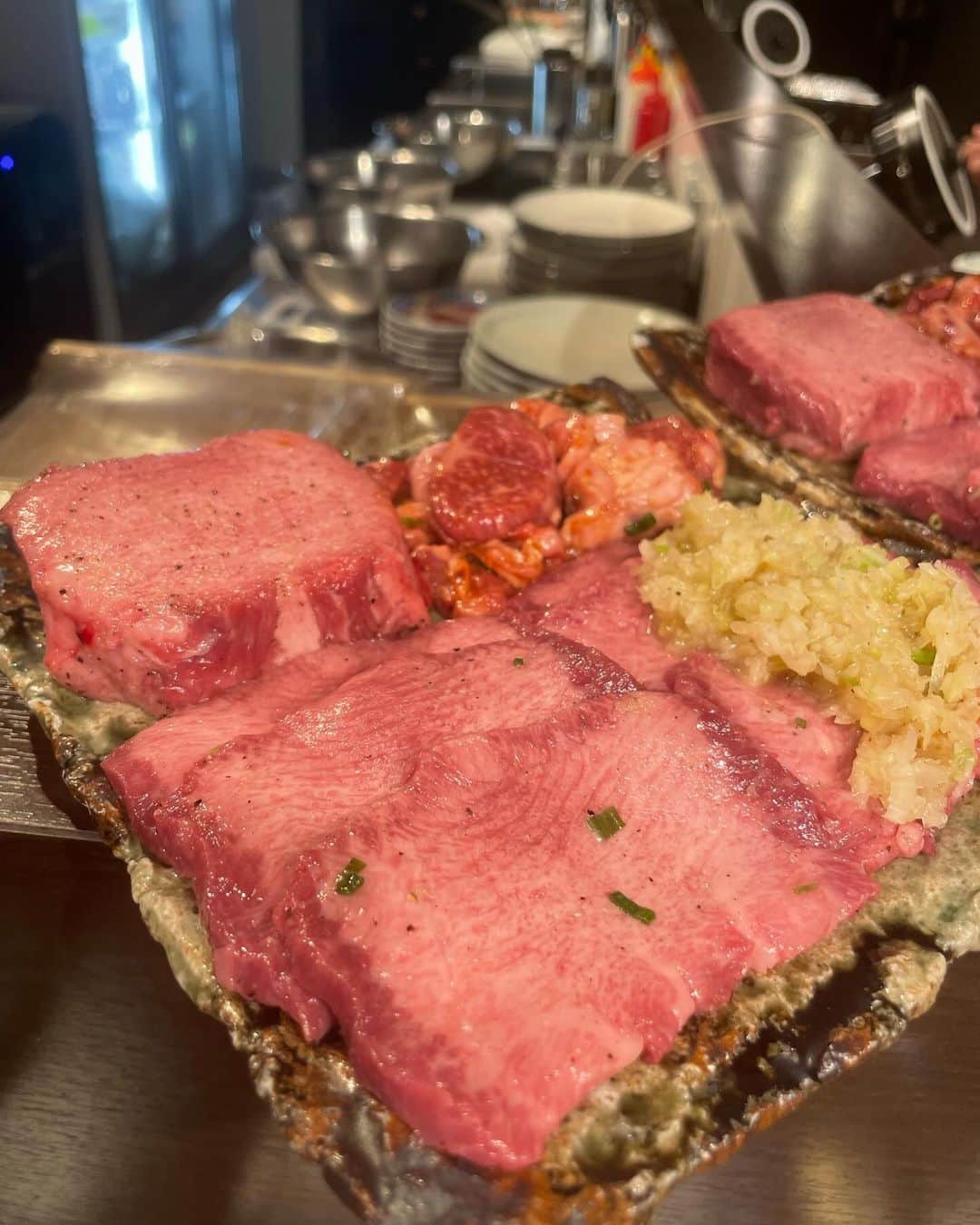 西代洋さんのインスタグラム写真 - (西代洋Instagram)「美味いンスタグラム♪  美味い焼肉屋にまた出会った！ 肉の旨さ、カットの仕方、見せ方 米の炊き方（笑） 全部美味かったな〜  炭の台もカウンターの置くところが一段下がってて ちょうどノンストレスで焼肉に向き合えるというこだわりカウンター！  東心斎橋たくさん焼肉屋あるけど ここは頭抜けてる様な気がする♪  値段もベラボーに高いわけではない！  どんな仕組みなんや！！！！  あかん！思いだしてもまだ美味い♪  #美味いンスタグラム #グルメ #心斎橋 #大阪 #焼肉 #肉 #やきにく #美味」10月4日 10時21分 - onikuchan0927