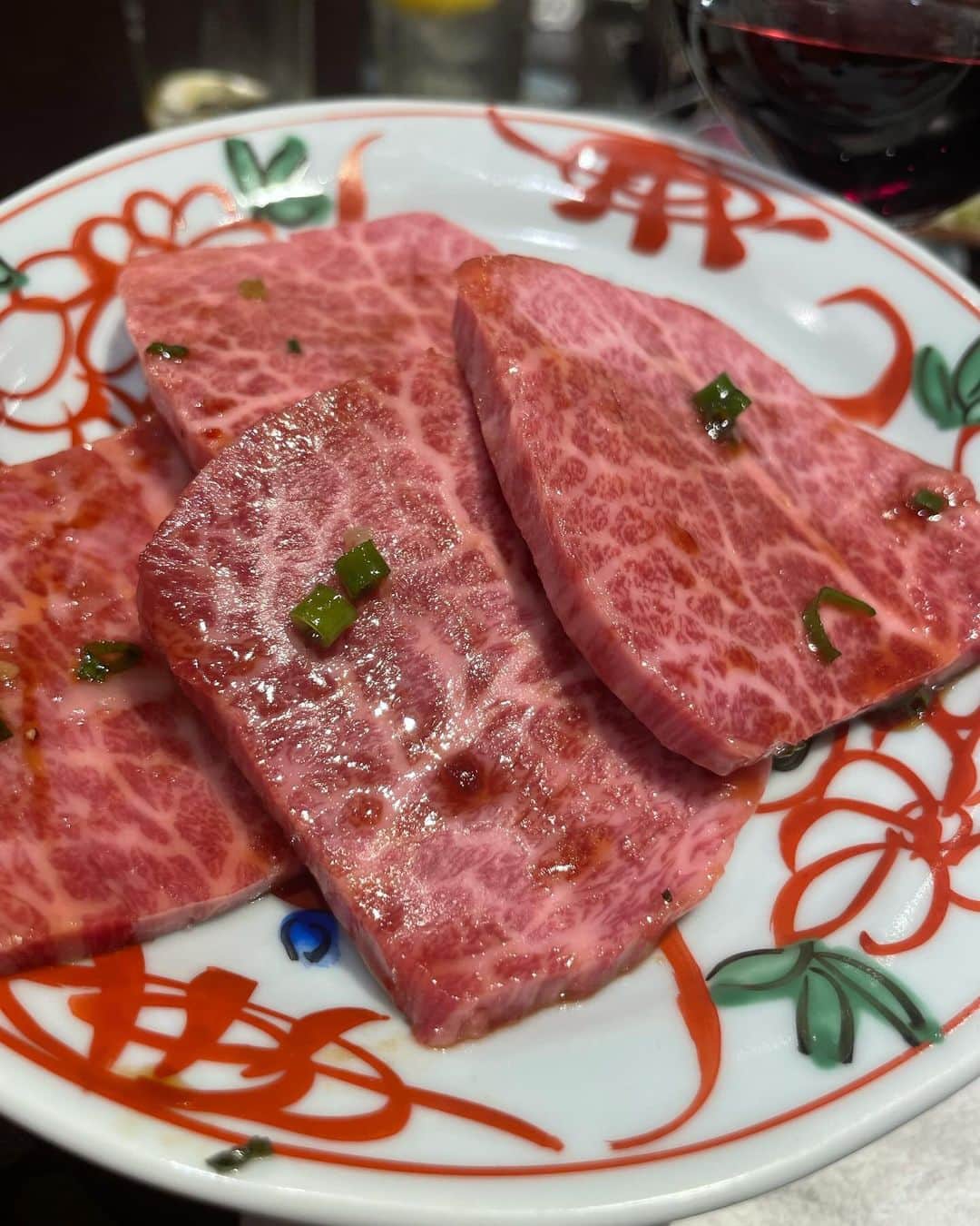 西代洋さんのインスタグラム写真 - (西代洋Instagram)「美味いンスタグラム♪  美味い焼肉屋にまた出会った！ 肉の旨さ、カットの仕方、見せ方 米の炊き方（笑） 全部美味かったな〜  炭の台もカウンターの置くところが一段下がってて ちょうどノンストレスで焼肉に向き合えるというこだわりカウンター！  東心斎橋たくさん焼肉屋あるけど ここは頭抜けてる様な気がする♪  値段もベラボーに高いわけではない！  どんな仕組みなんや！！！！  あかん！思いだしてもまだ美味い♪  #美味いンスタグラム #グルメ #心斎橋 #大阪 #焼肉 #肉 #やきにく #美味」10月4日 10時21分 - onikuchan0927